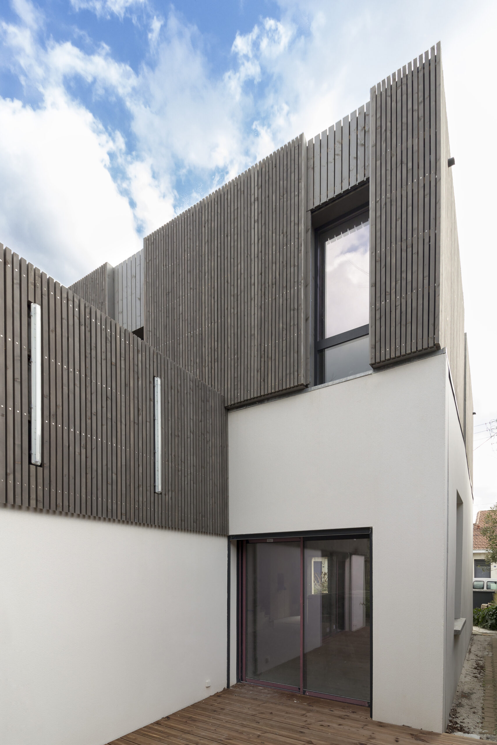 Extension et terrasse sur jardin / THA
