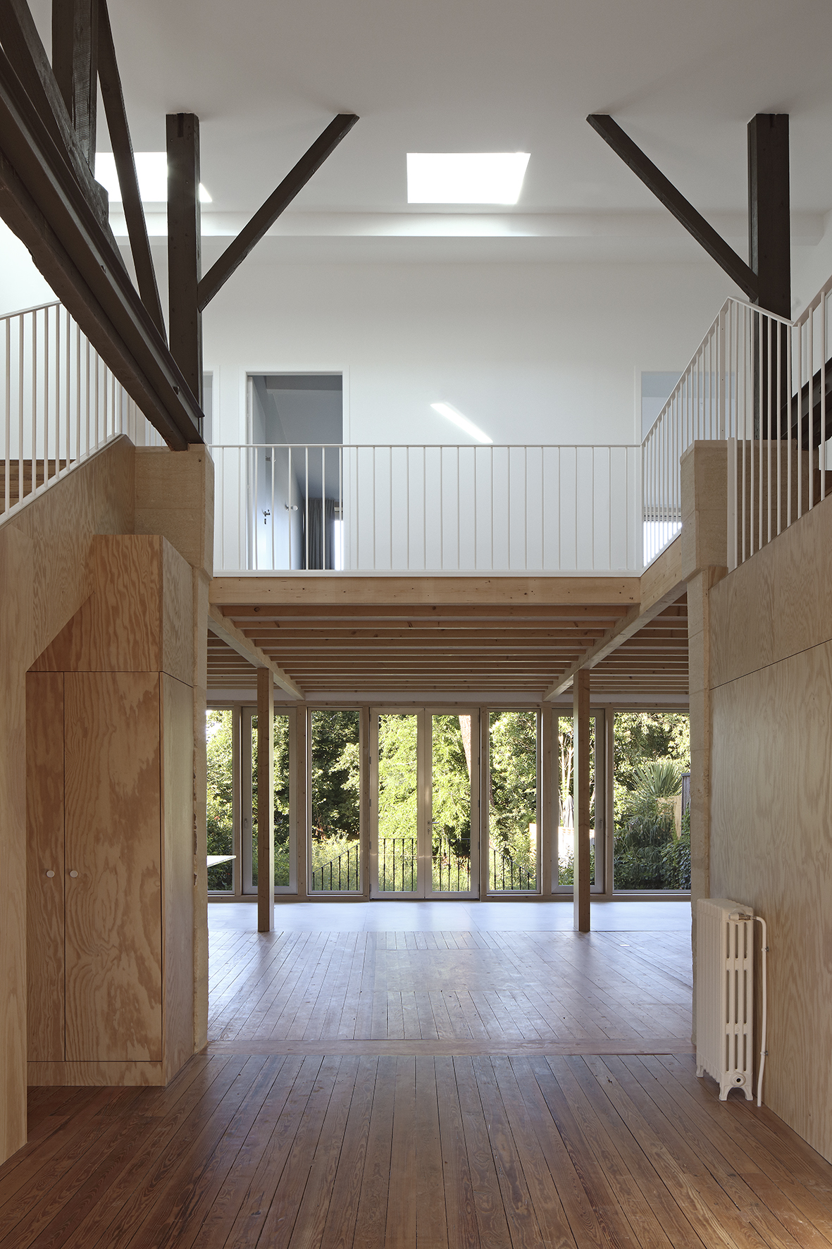 Notre travail a consisté principalement à réaménager les espaces de vie situés au rez-de-chaussée, les rendre fonctionnels, les articuler de façon fluide, et les ouvrir vers le jardin. / © Agnès Clotis