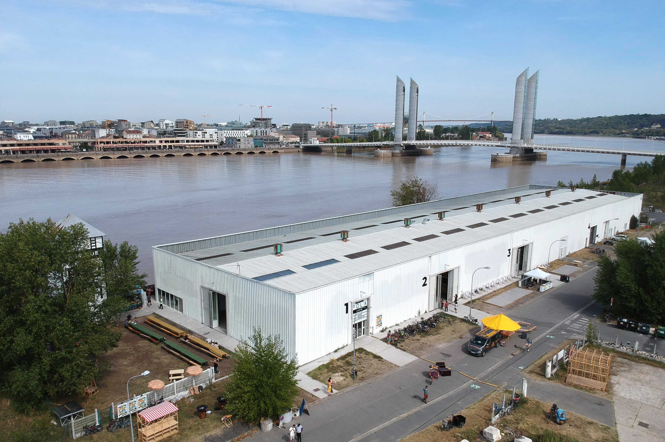 La façade des promeneurs côté quai de Brazza / Lna