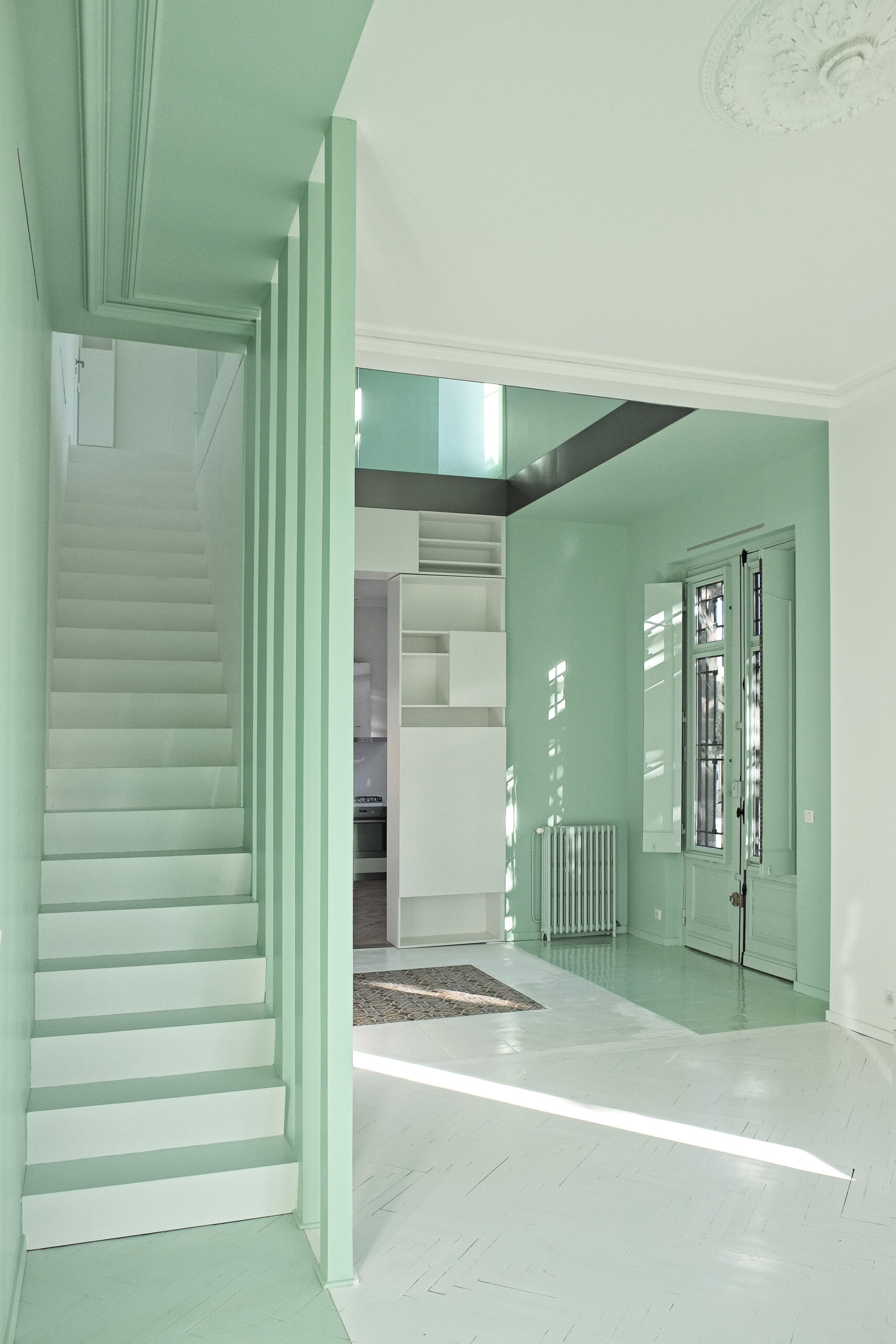 Vue sur l'escalier et l'entrée / thomas richard