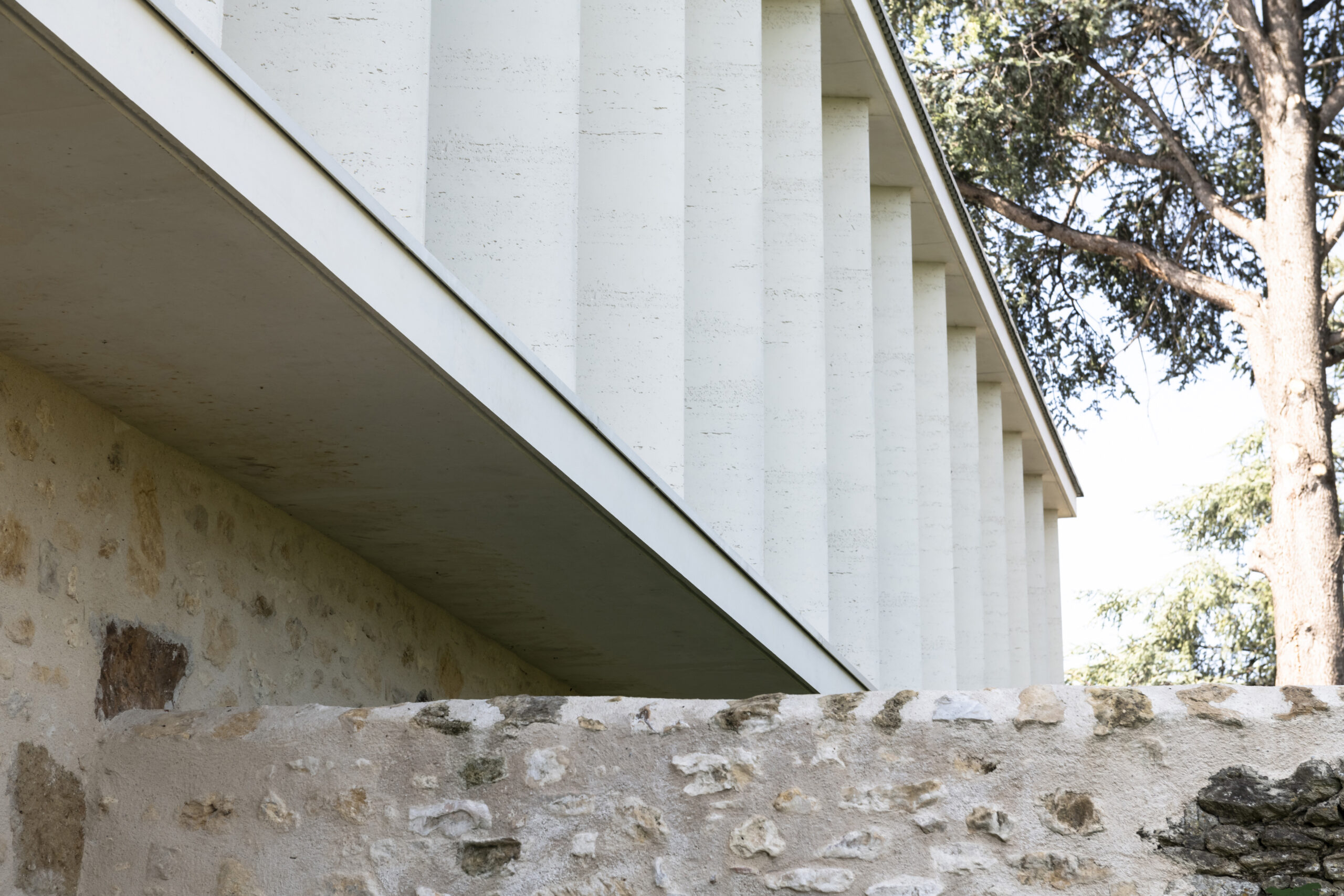 Détail des ventelles en béton blanc matricé. / Julien FERNANDEZ