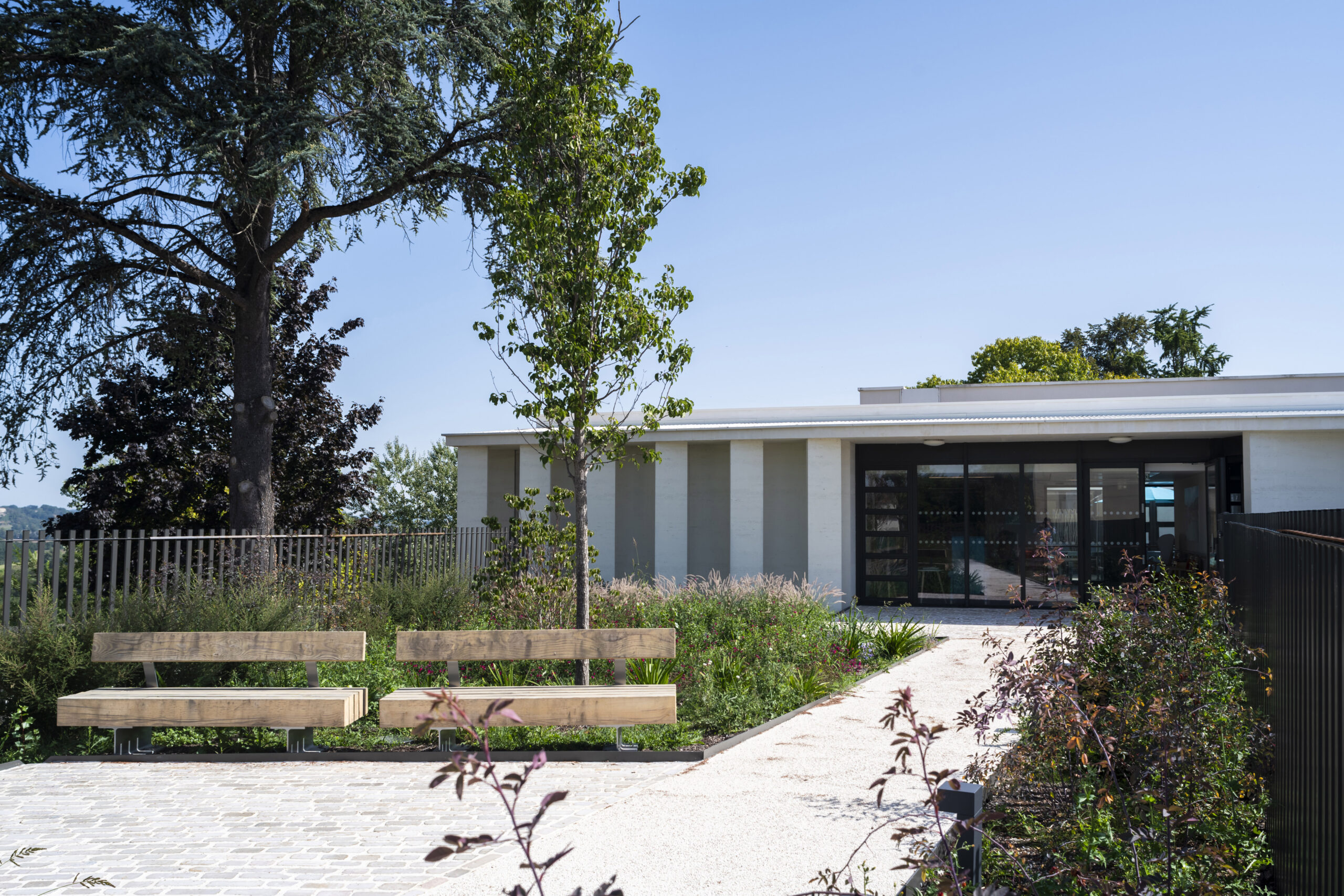 Vue depuis le jardin thérapeutique. / Julien FERNANDEZ