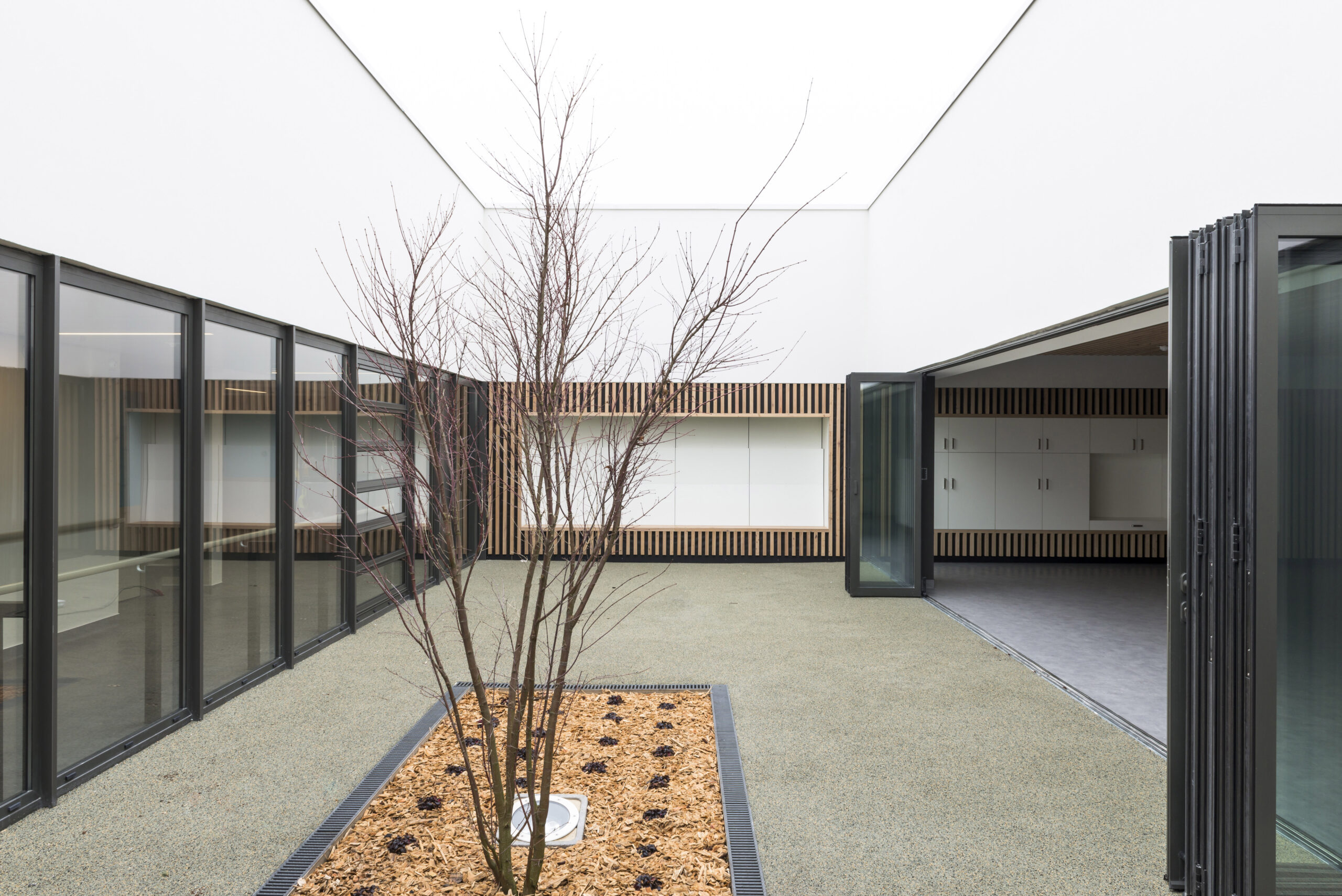Le lieu de vie commune donne sur le patio aménagé au cœur du bâtiment. / Julien FERNANDEZ