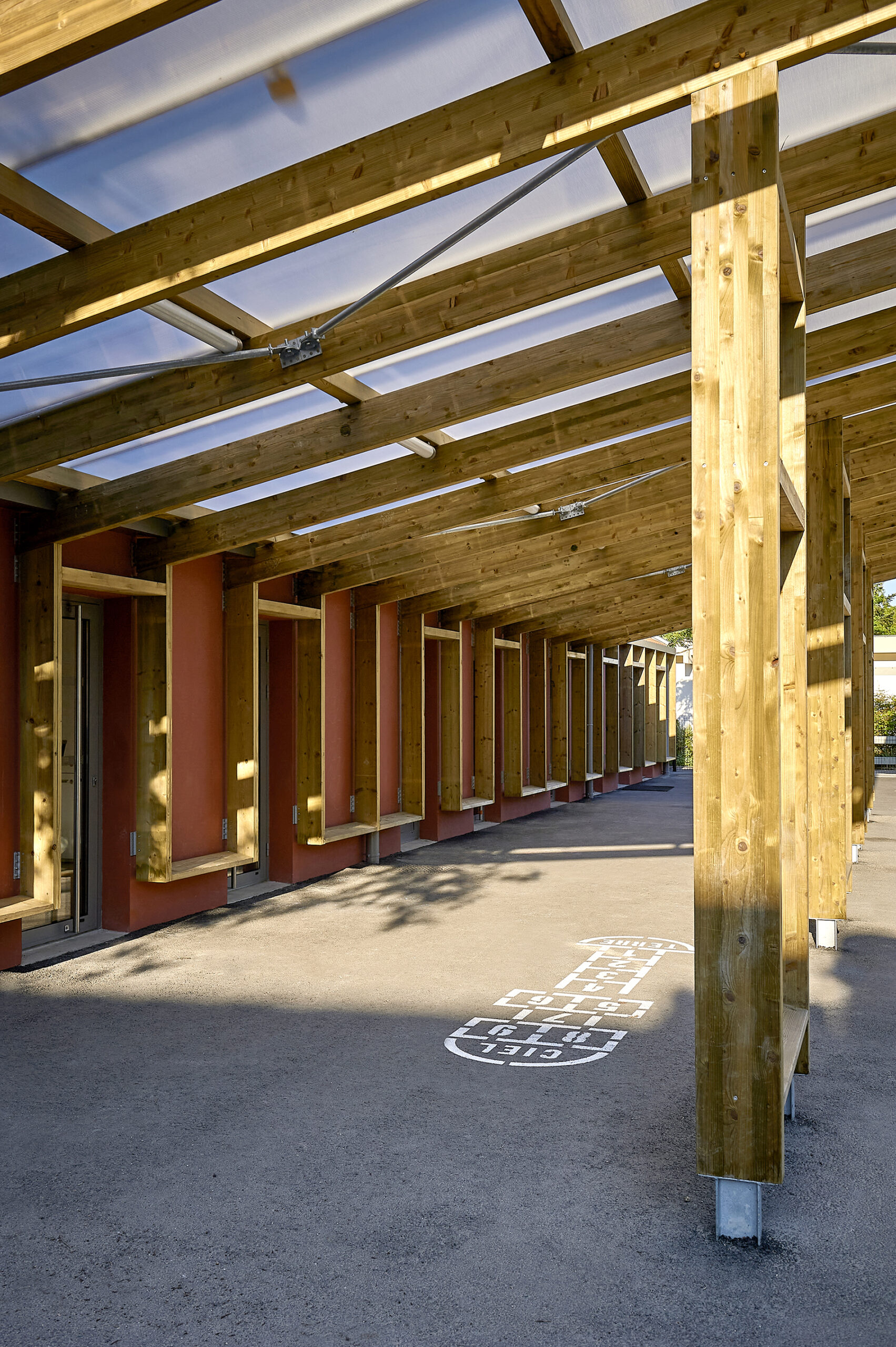 Espace sous préau / Philippe Caumes Photographe