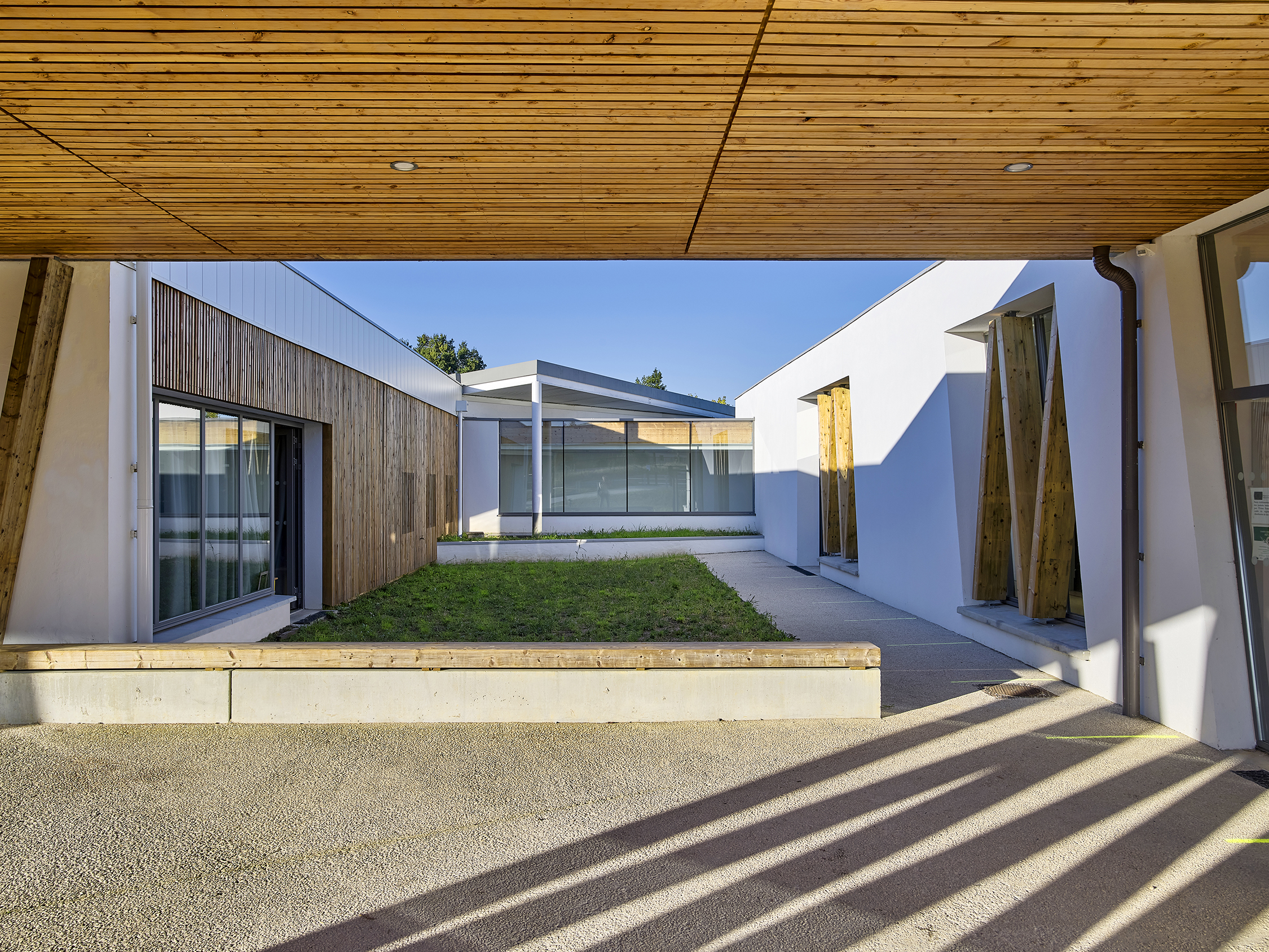 Vue sur le patio ouvert / Philippe Caumes Photographe