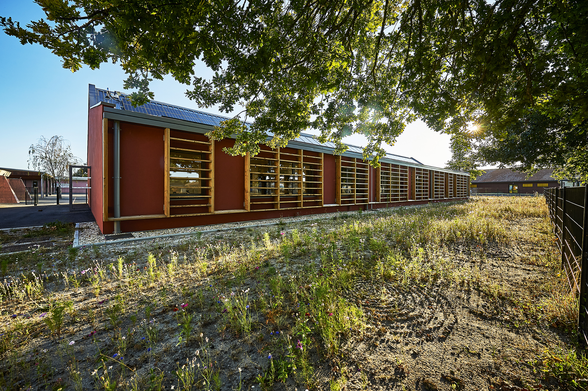 Façade sud de l'extension élémentaire / Philippe Caumes Photographe