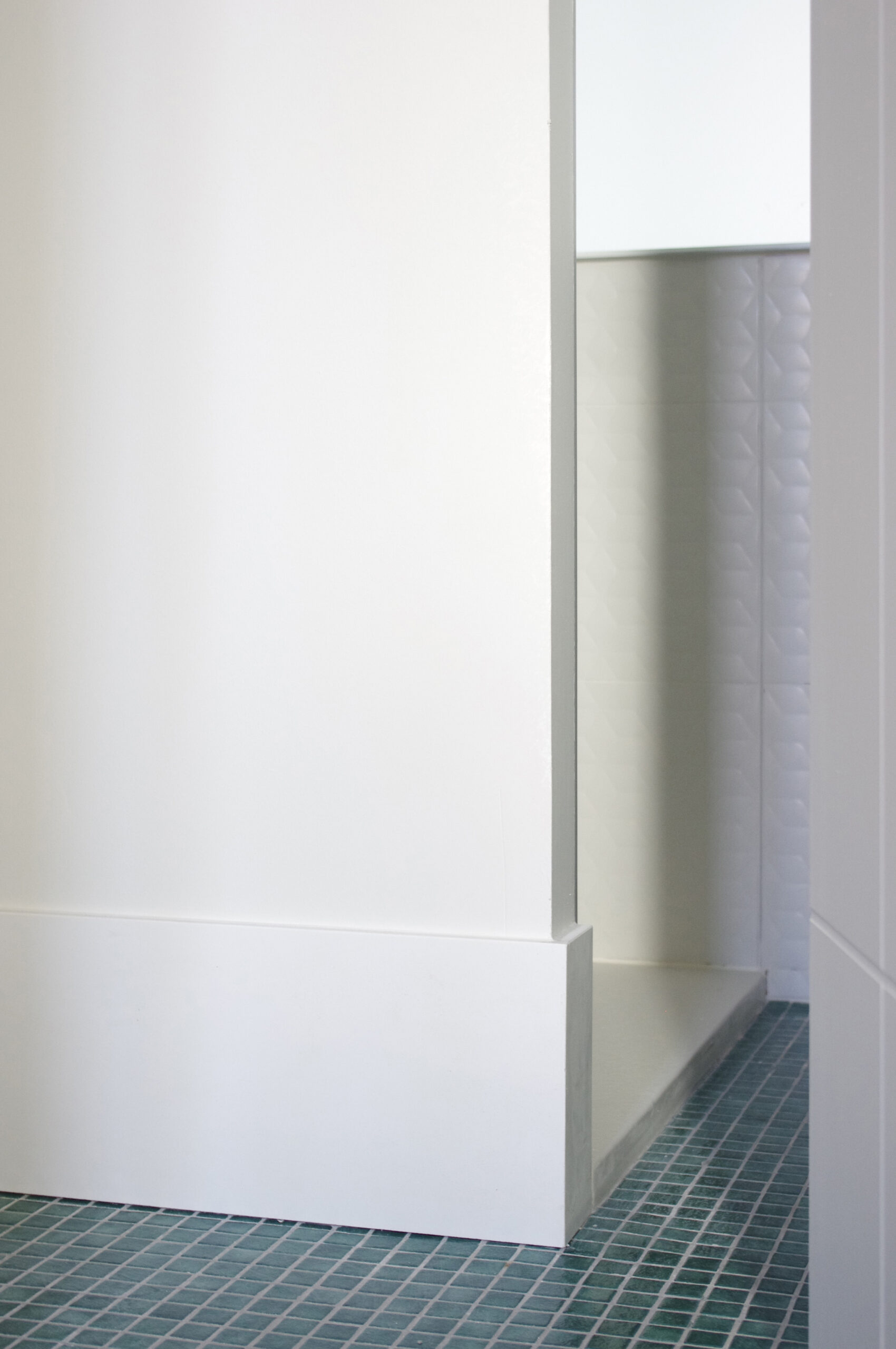 Salle de bain éclairée en second jour / FMAU