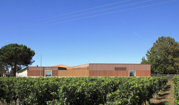 Façade principale dans les vignes / Théodore Philippa