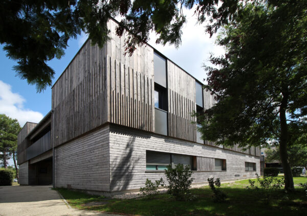 Façades principales de la surélévation du bâtiment de logements d'astreintes / THA