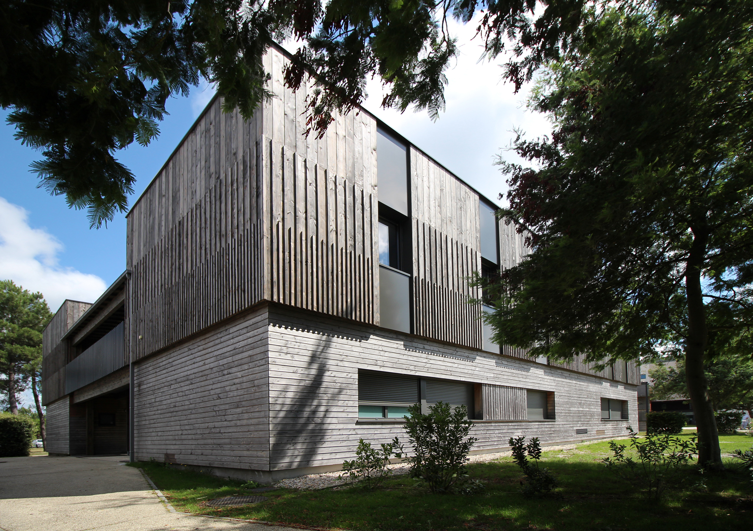 Façades principales de la surélévation du bâtiment de logements d'astreintes / THA
