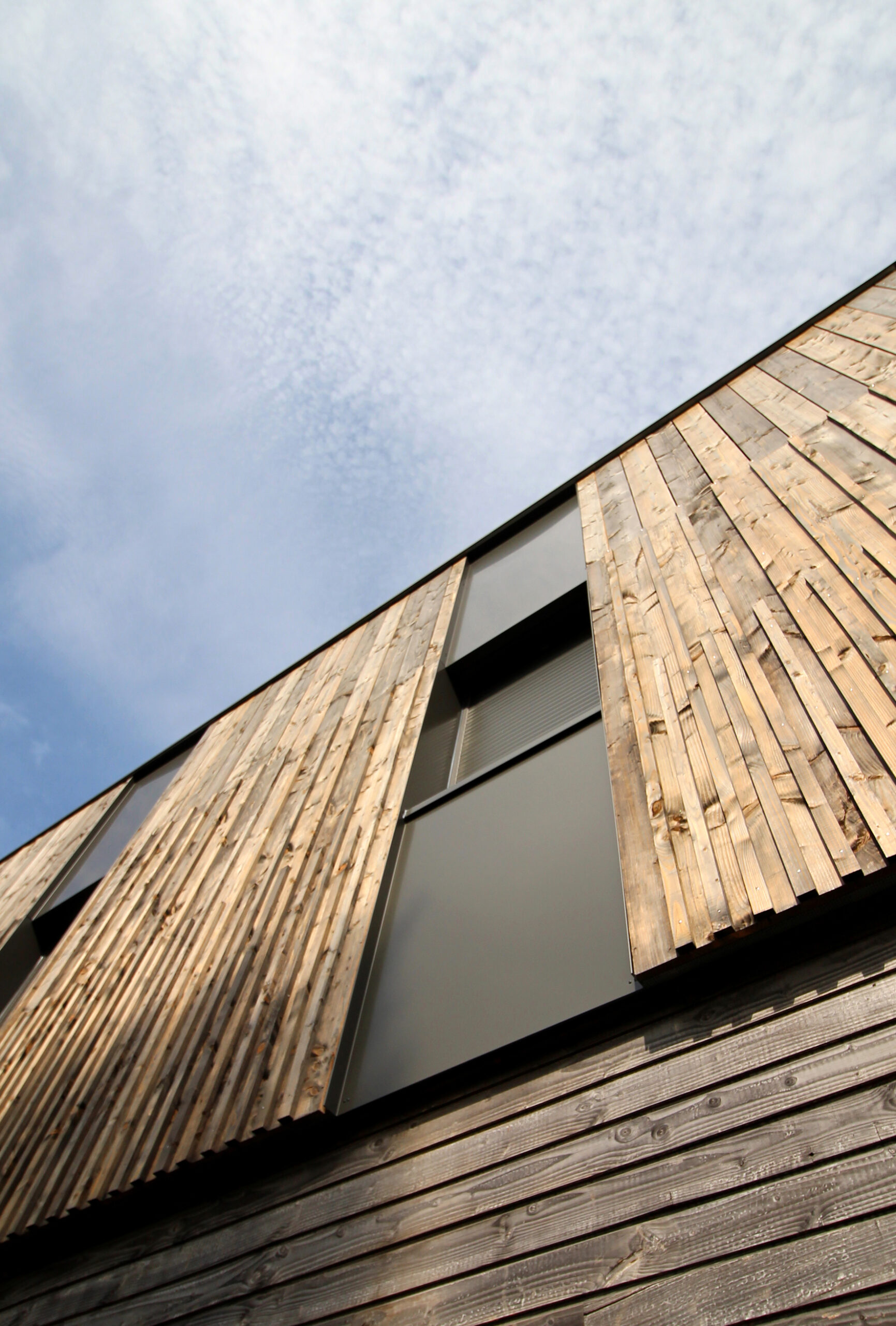 Verticalité des fenêtres des façades principales / THA