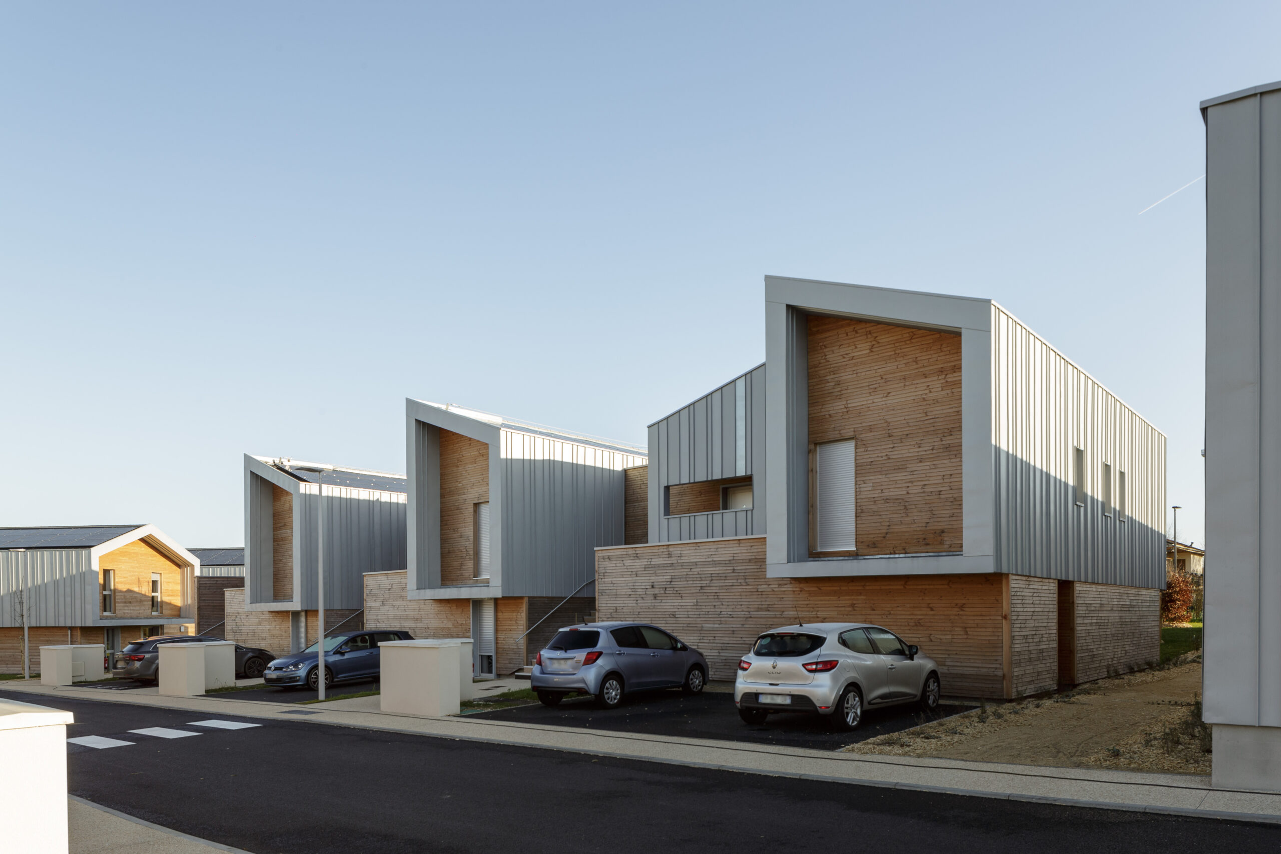 6 logements semi-collectifs côté rue intérieure / Julien Poulain