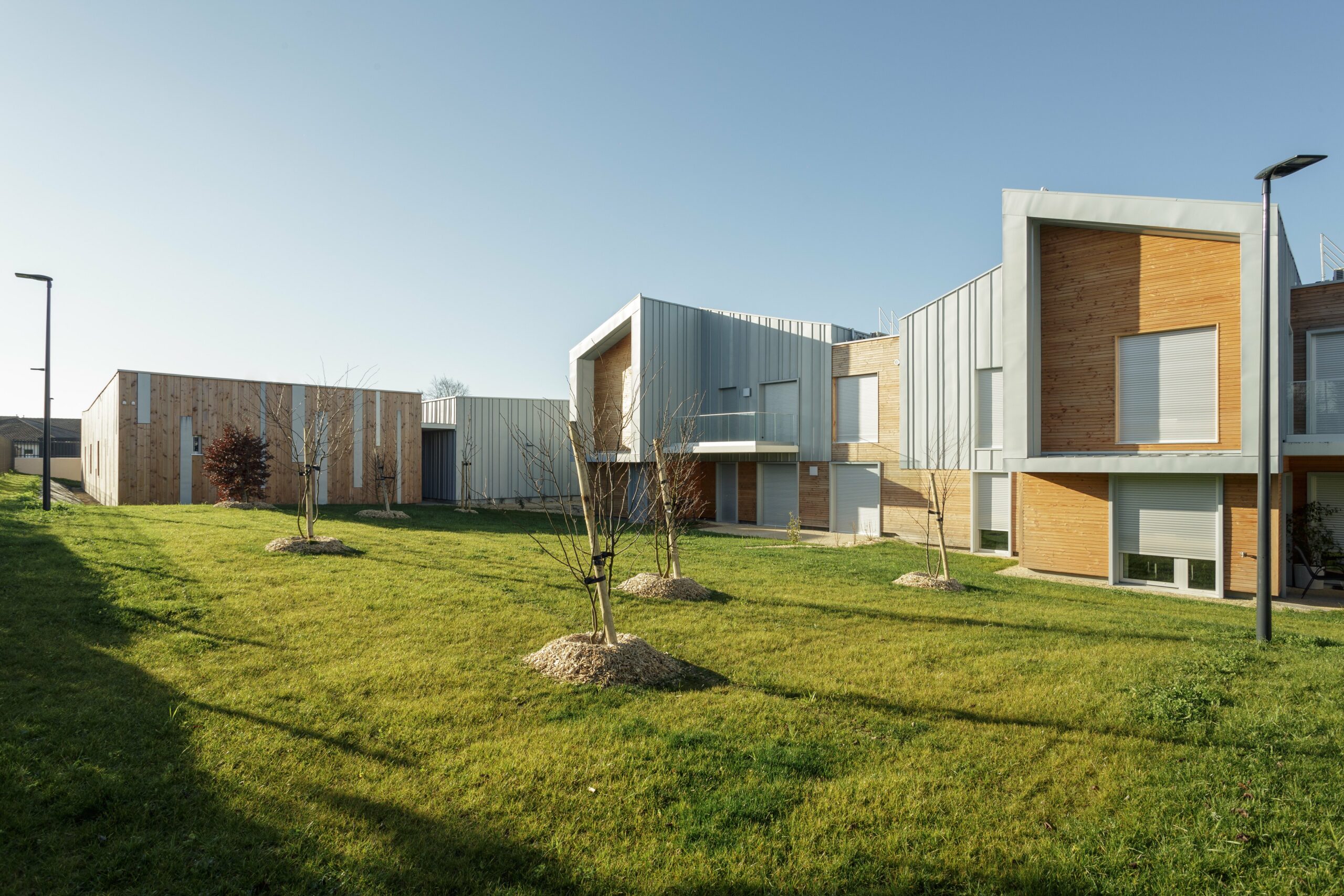 6 logements semi-collectifs côté jardin / Julien Poulain