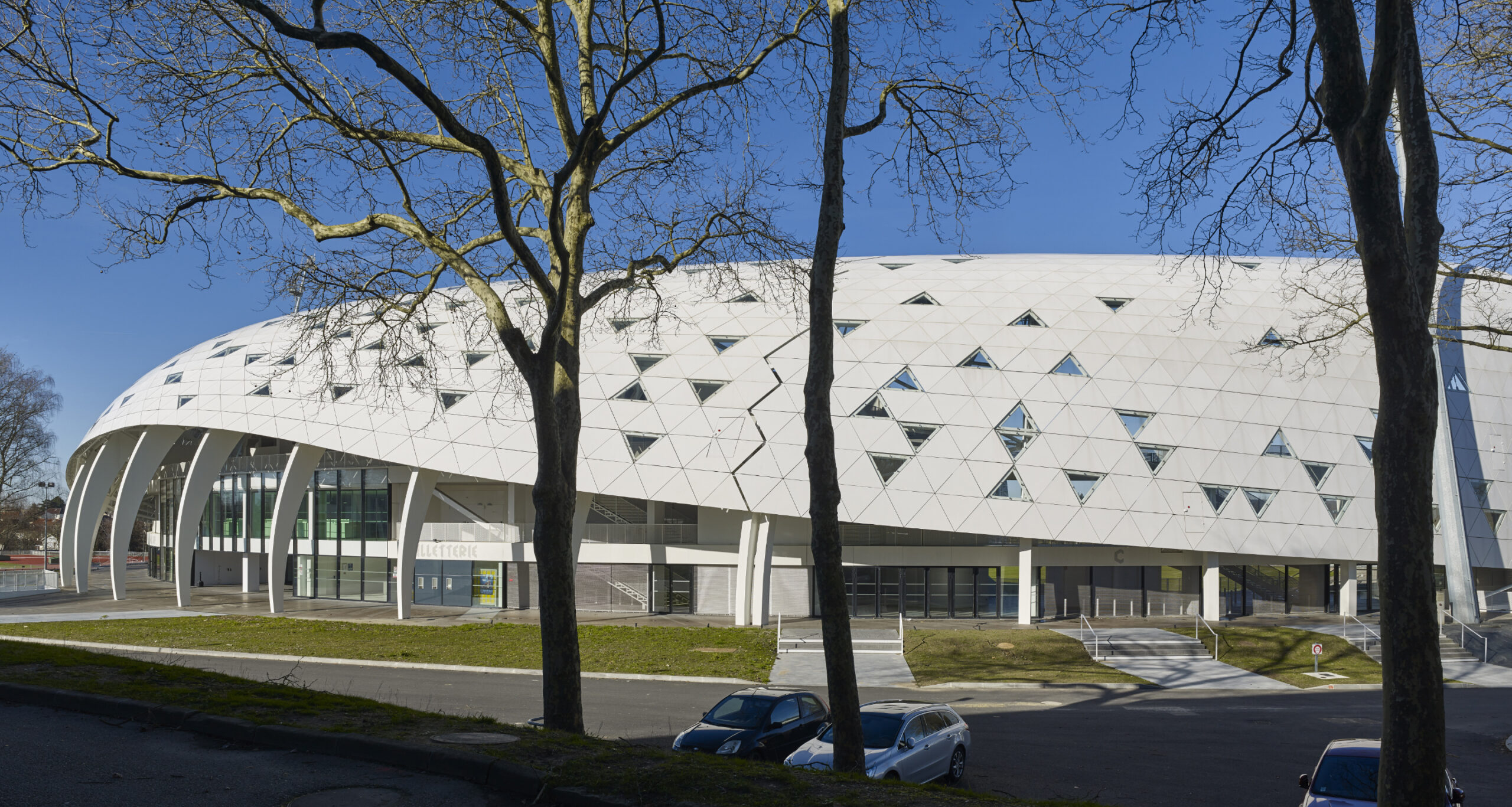 Vue depuis les espaces verts environnants / Atelier Ferret Architectures