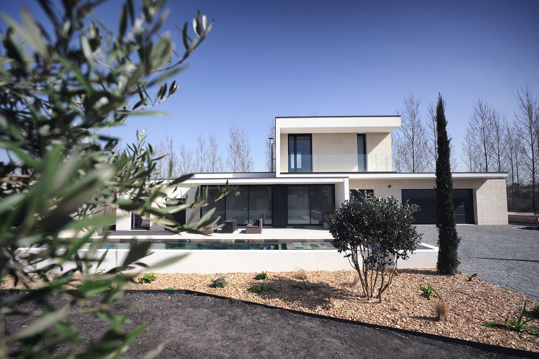 Photo de la façade principale depuis le jardin / HDAS Records