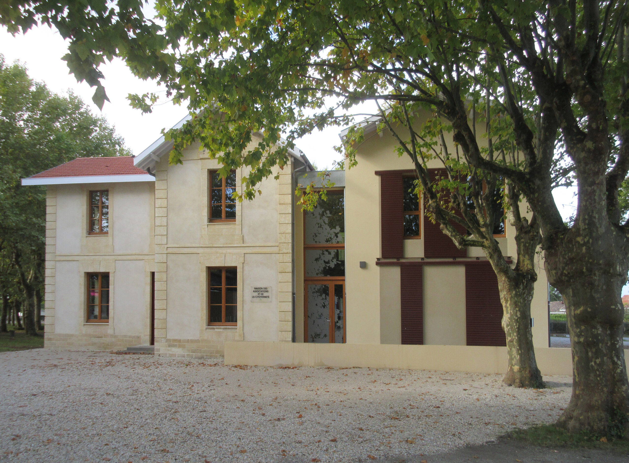 Vue frontale depuis la halle / Tratteggio architecture