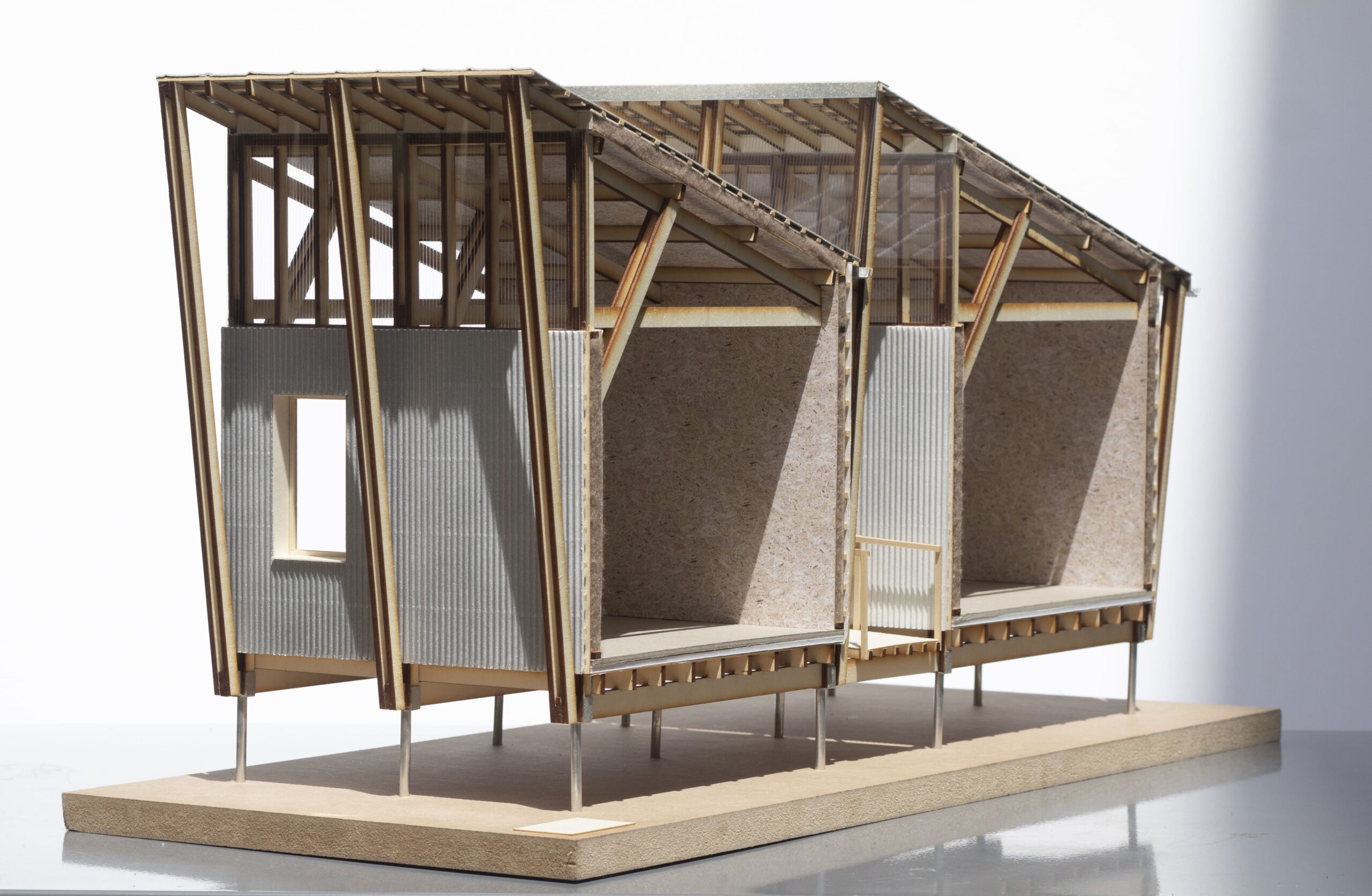 Photo de la maquette coupe de la construction (2) : système constructif inspiré de l'architecture agricole locale / Lison DAVAULT