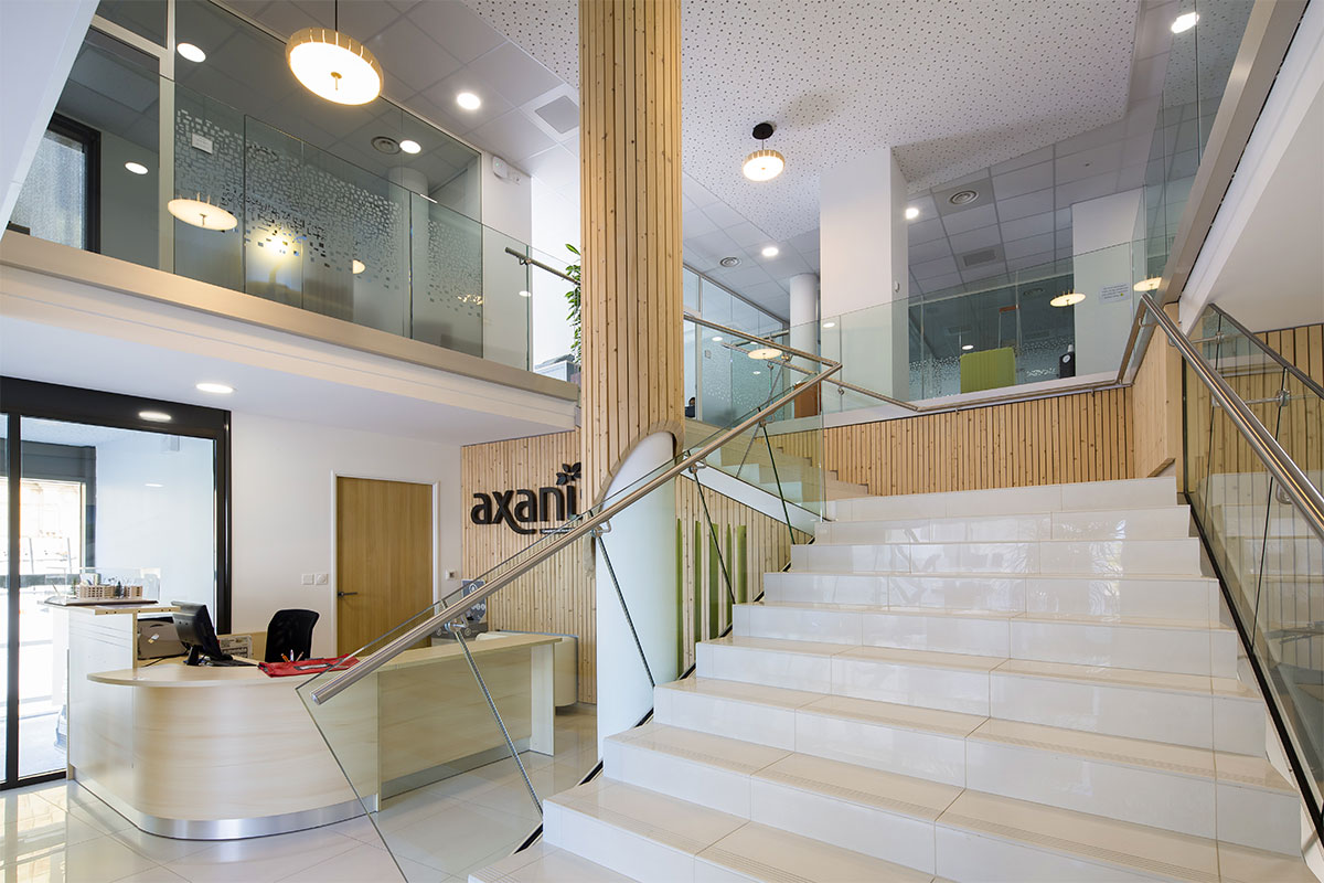 Hall d'entrée des bureaux du bailleur social Axanis situé au premier niveau du bâtiment. / Désirode