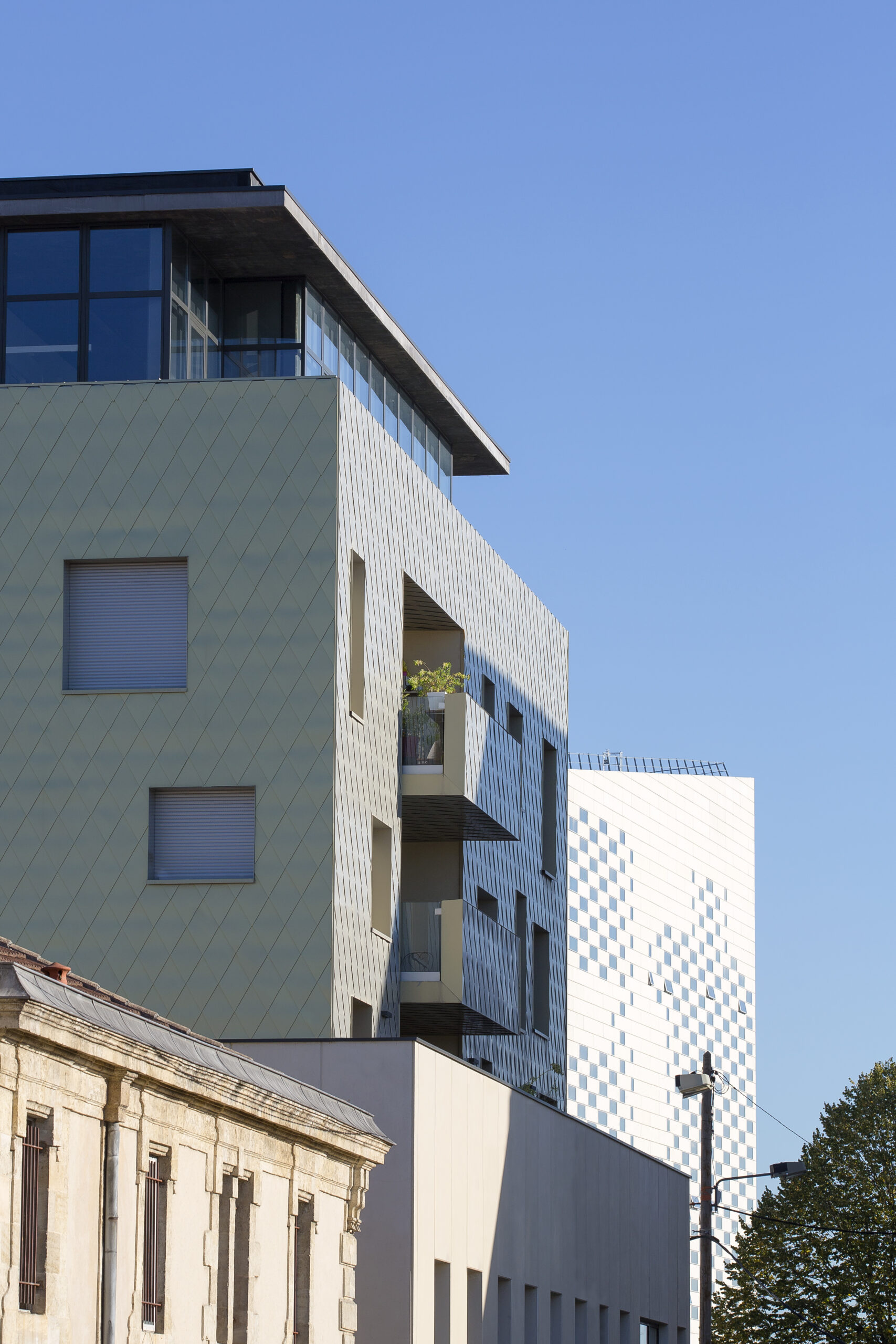 Vue depuis la rue du commerce du bâtiment avec la MECA en arrière plan / Désirode