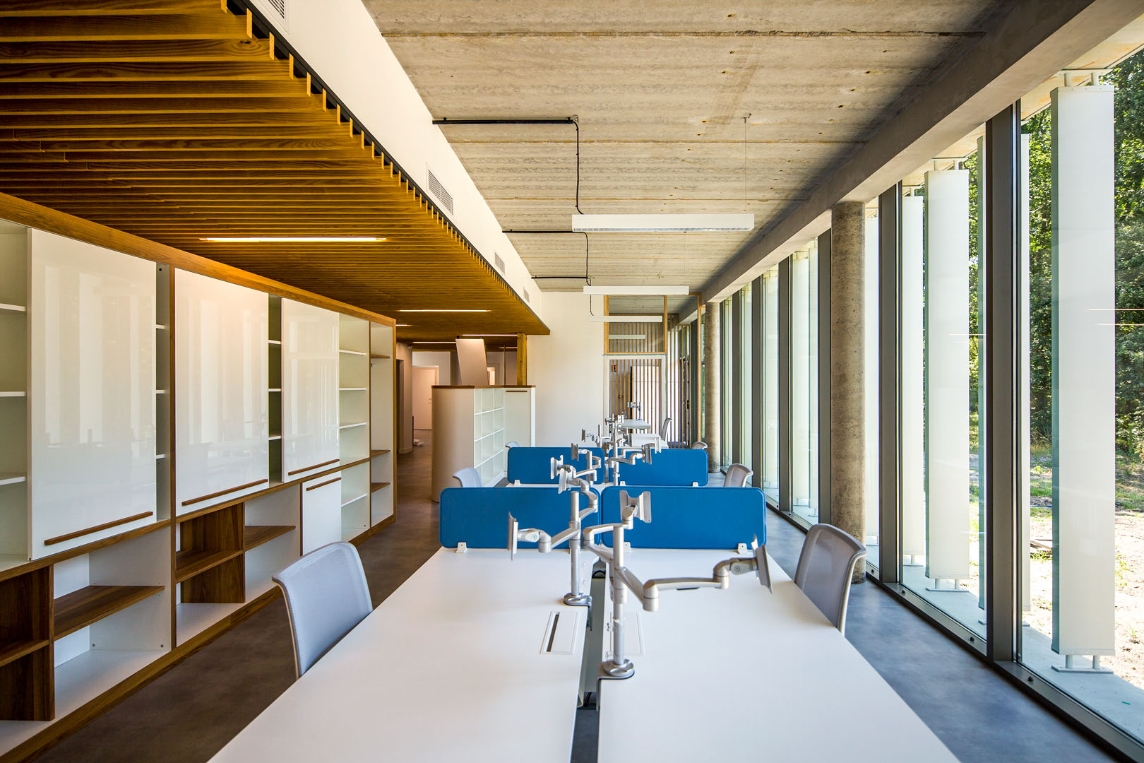Aménagement des bureaux avec du mobilier sur-mesure / Désirode