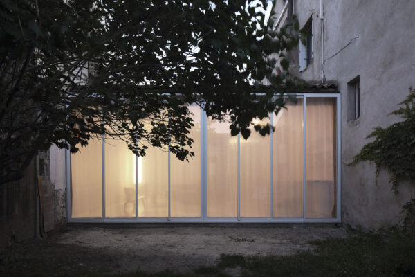 façade projet - menuiserie fermée - voilage tiré / Agnès Clotis