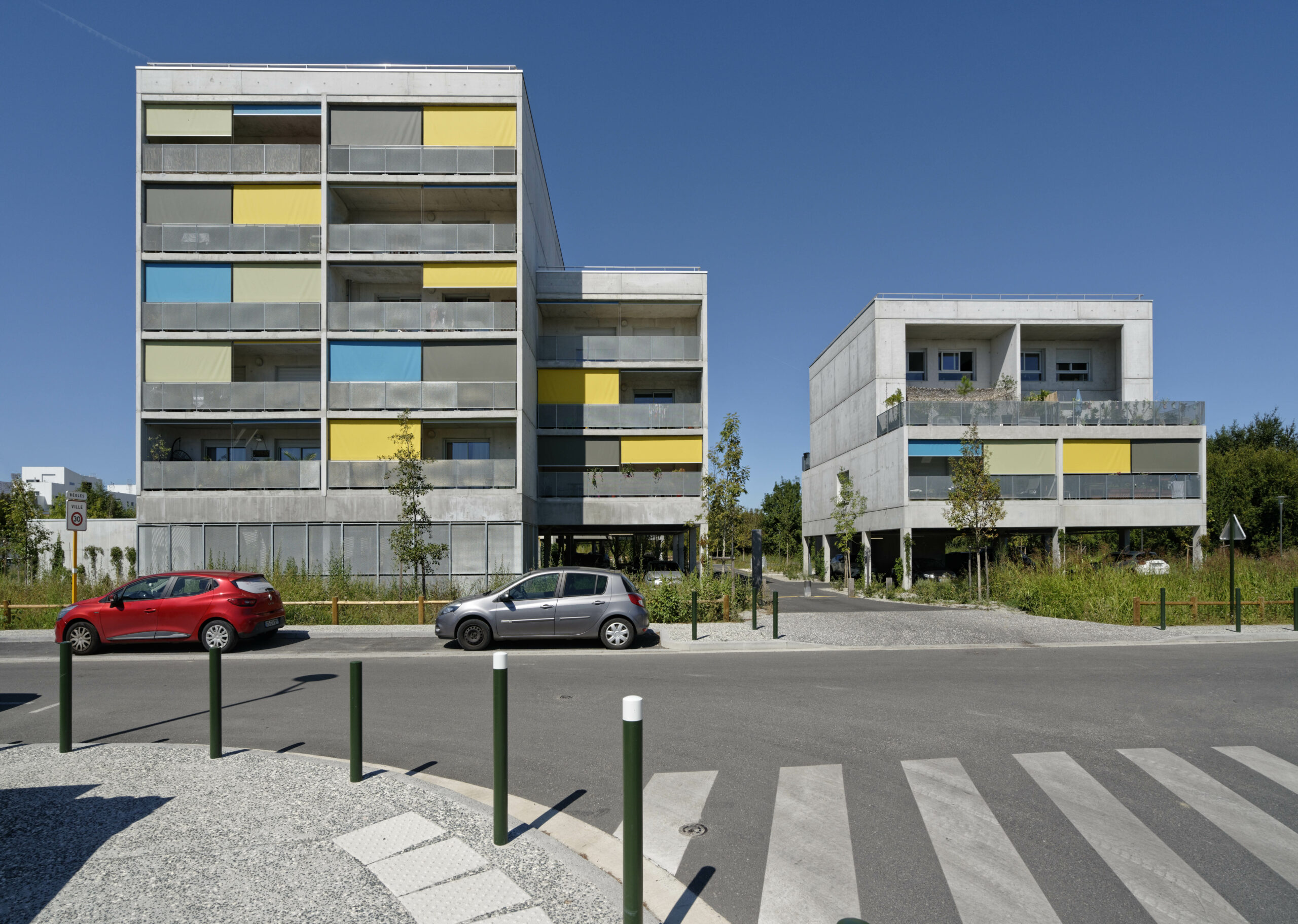 Une variation de hauteur pour une transition volumétrique vers les parcelles mitoyennes / Vincent Monthiers photographe
