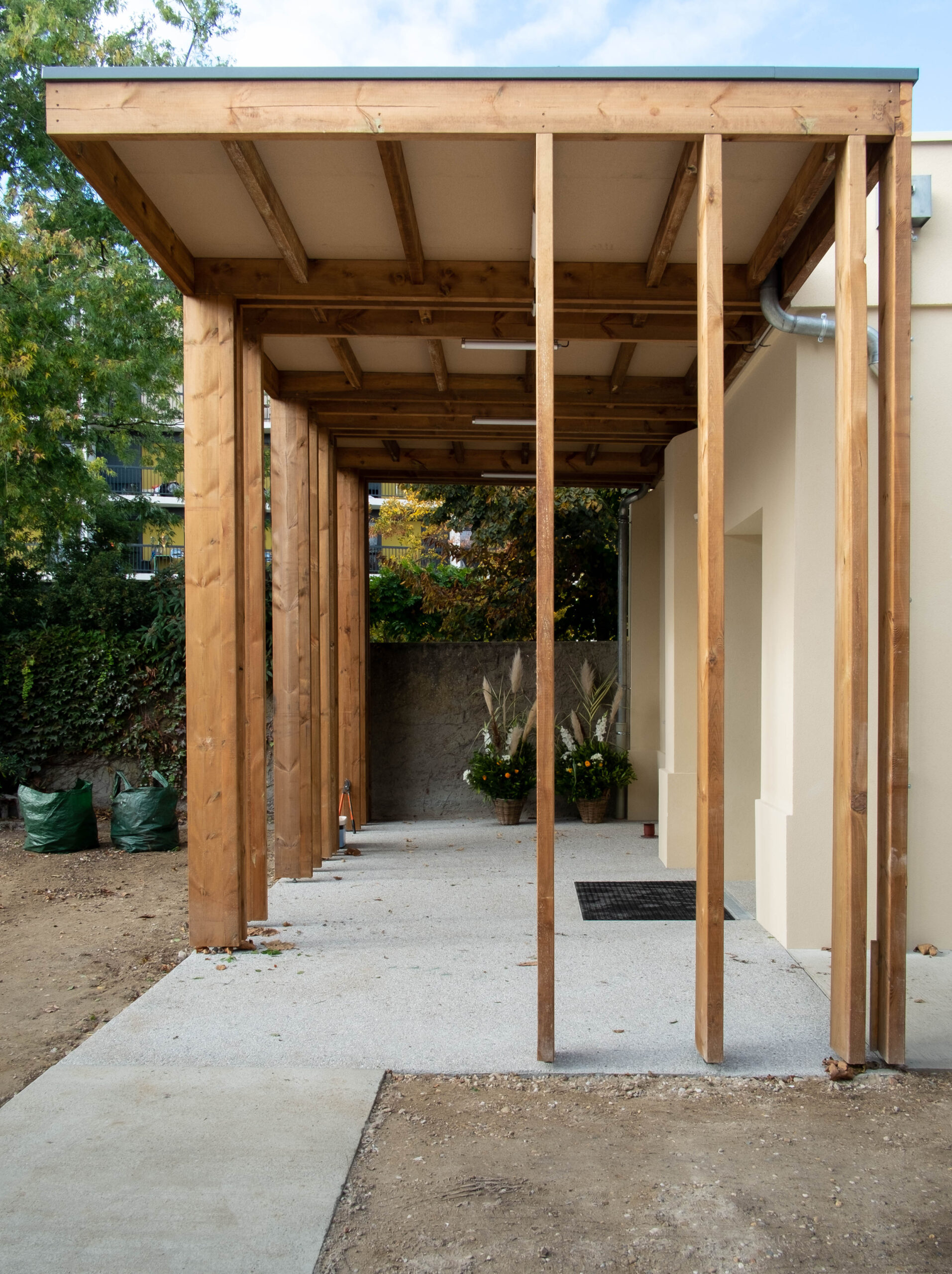 Auvent du Bâtiment Principal / Mathias Cisnal