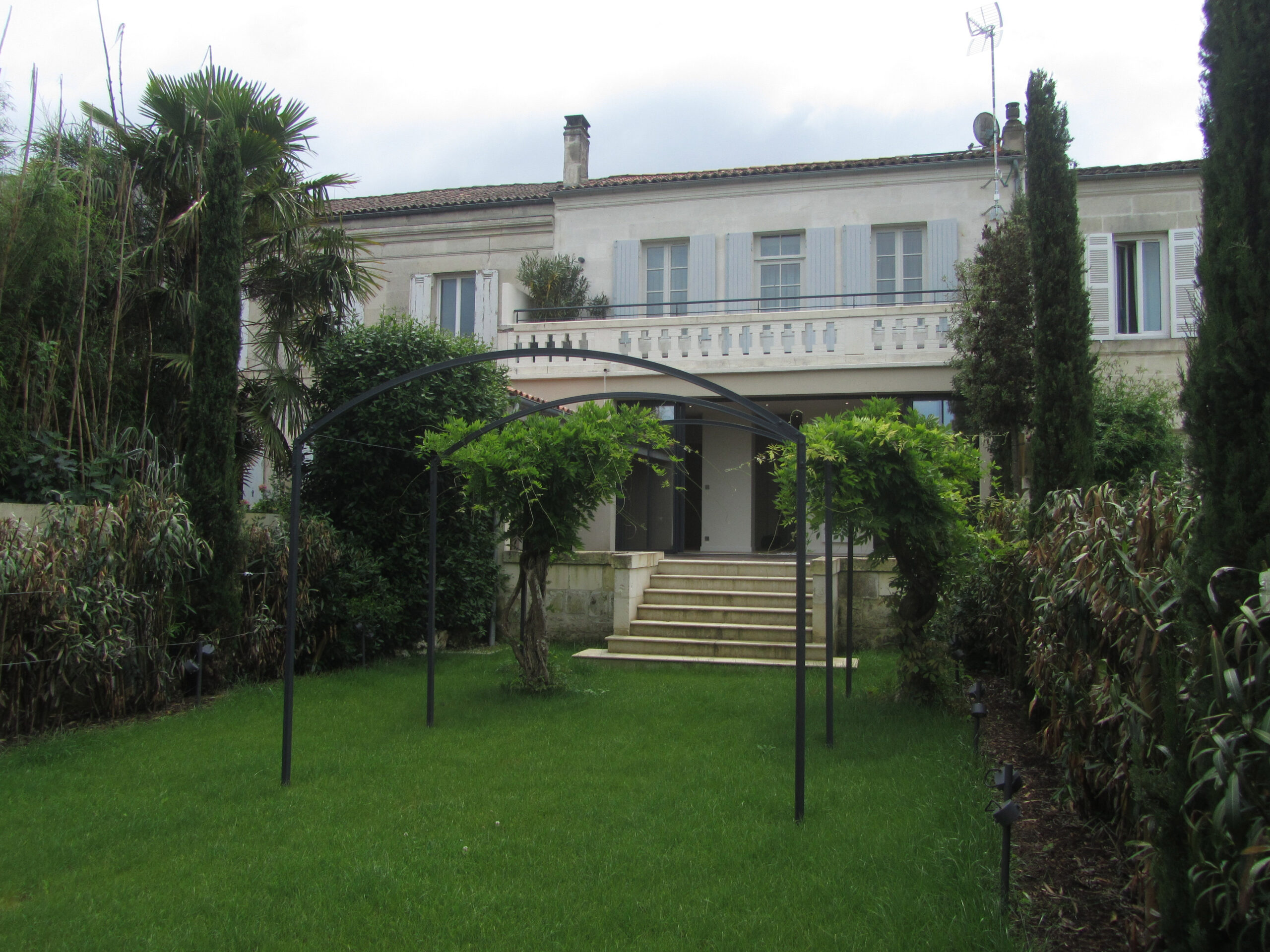 La façade sur jardin / Yves Romer AACGR