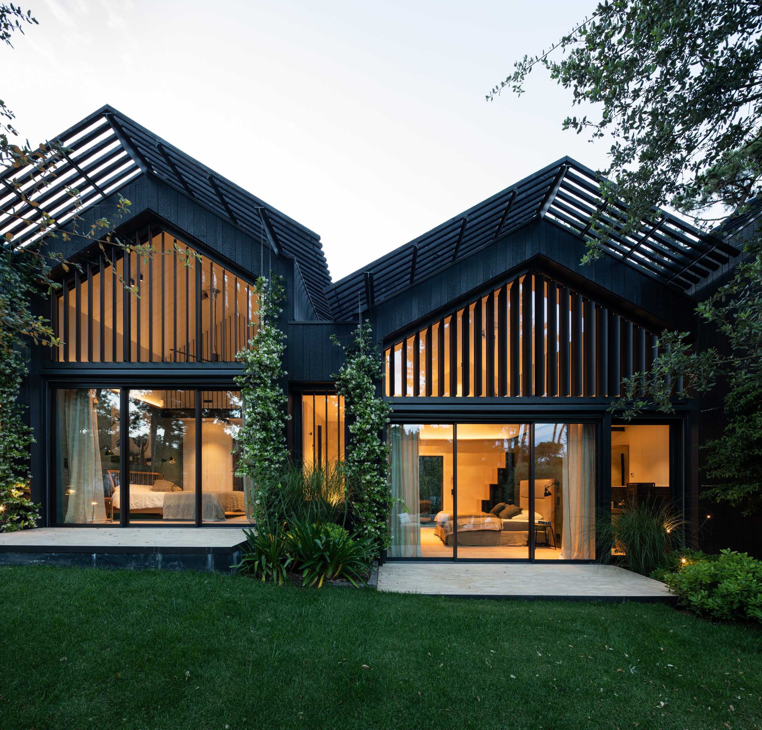 Façade chambres / Ivan Mathie