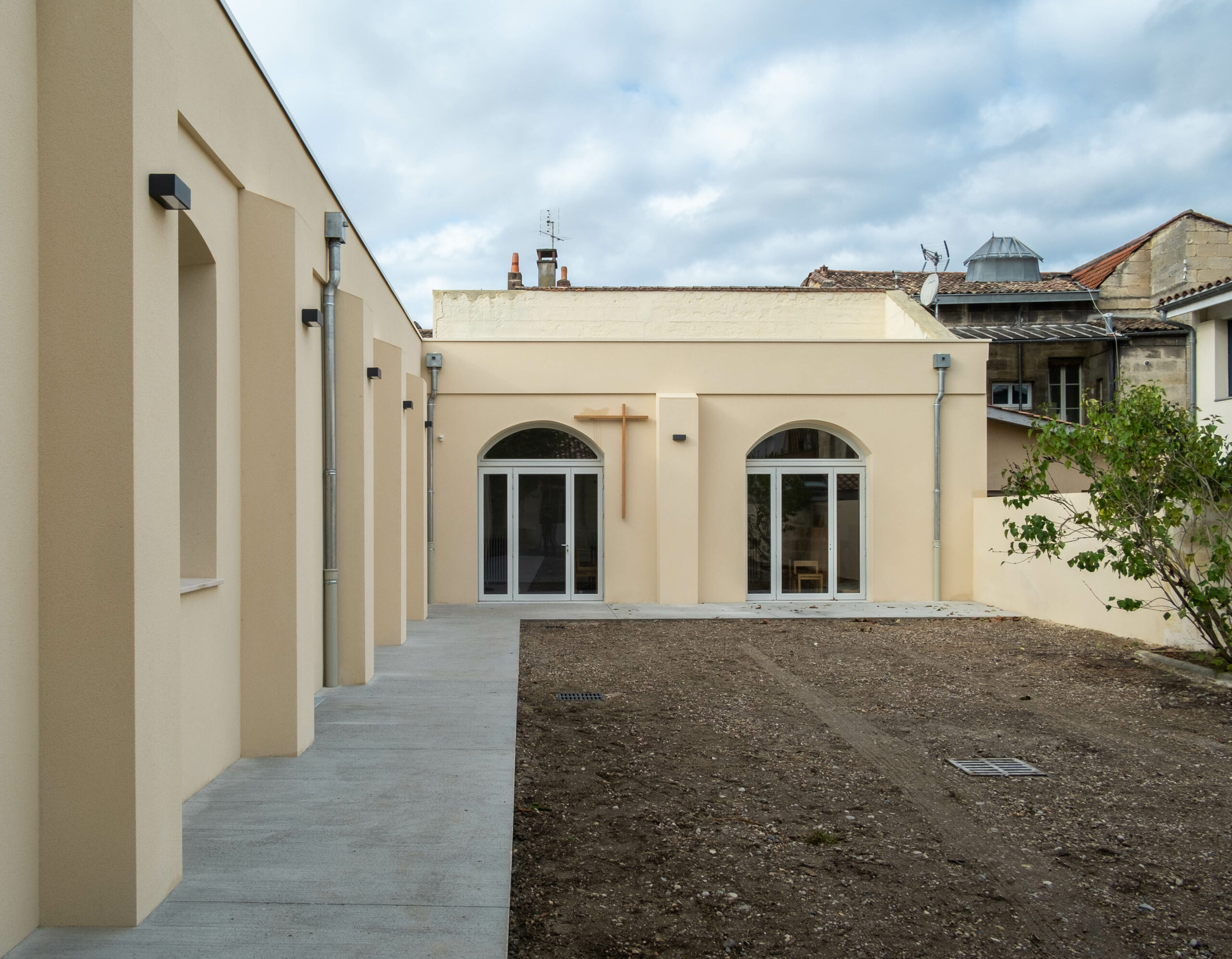 Façade de la Chapelle / Mathias Cisnal