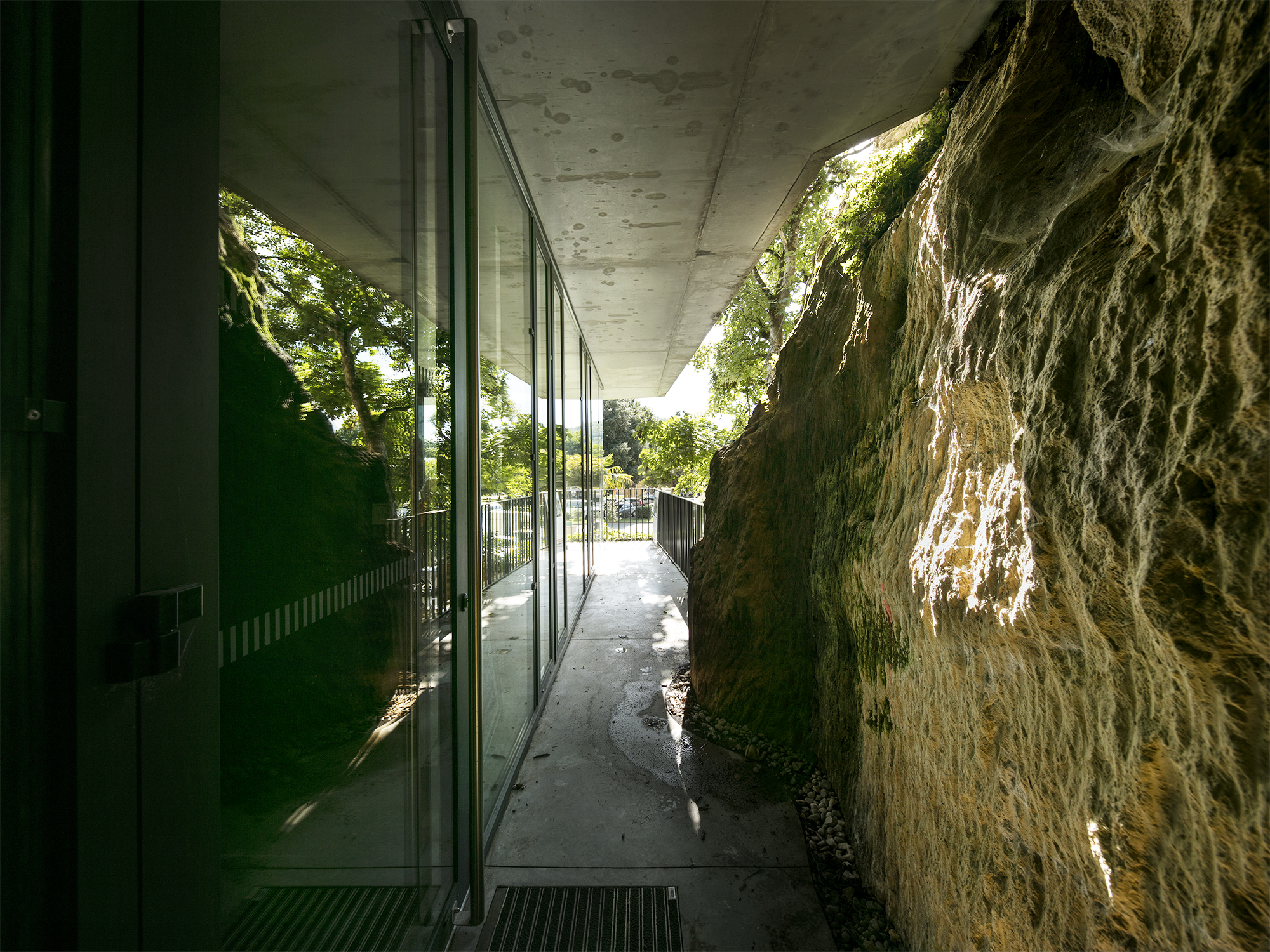 le bâtiment s'intégre à la falaise / Edouard Decam