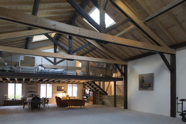 Le studio photo et sa mezzanine / Sandrine Iratçabal