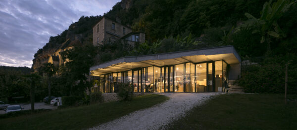 le bâtiment en dialogue avec le village perché / Edouard Decam