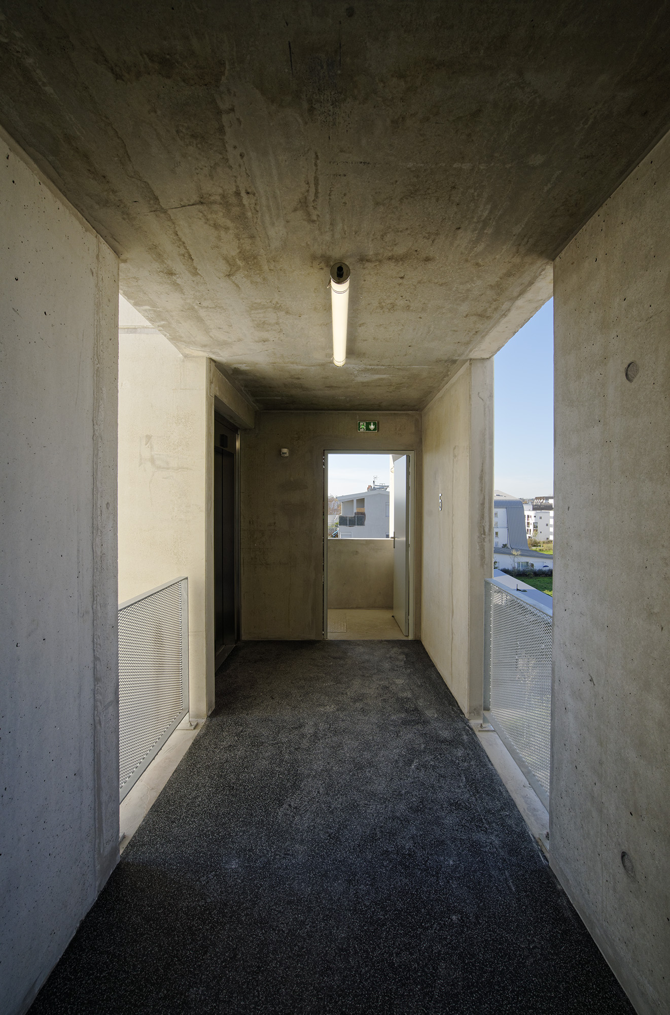 Des matériaux simples pour renforcer le caractère brut du projet / Vincent Monthiers photographe