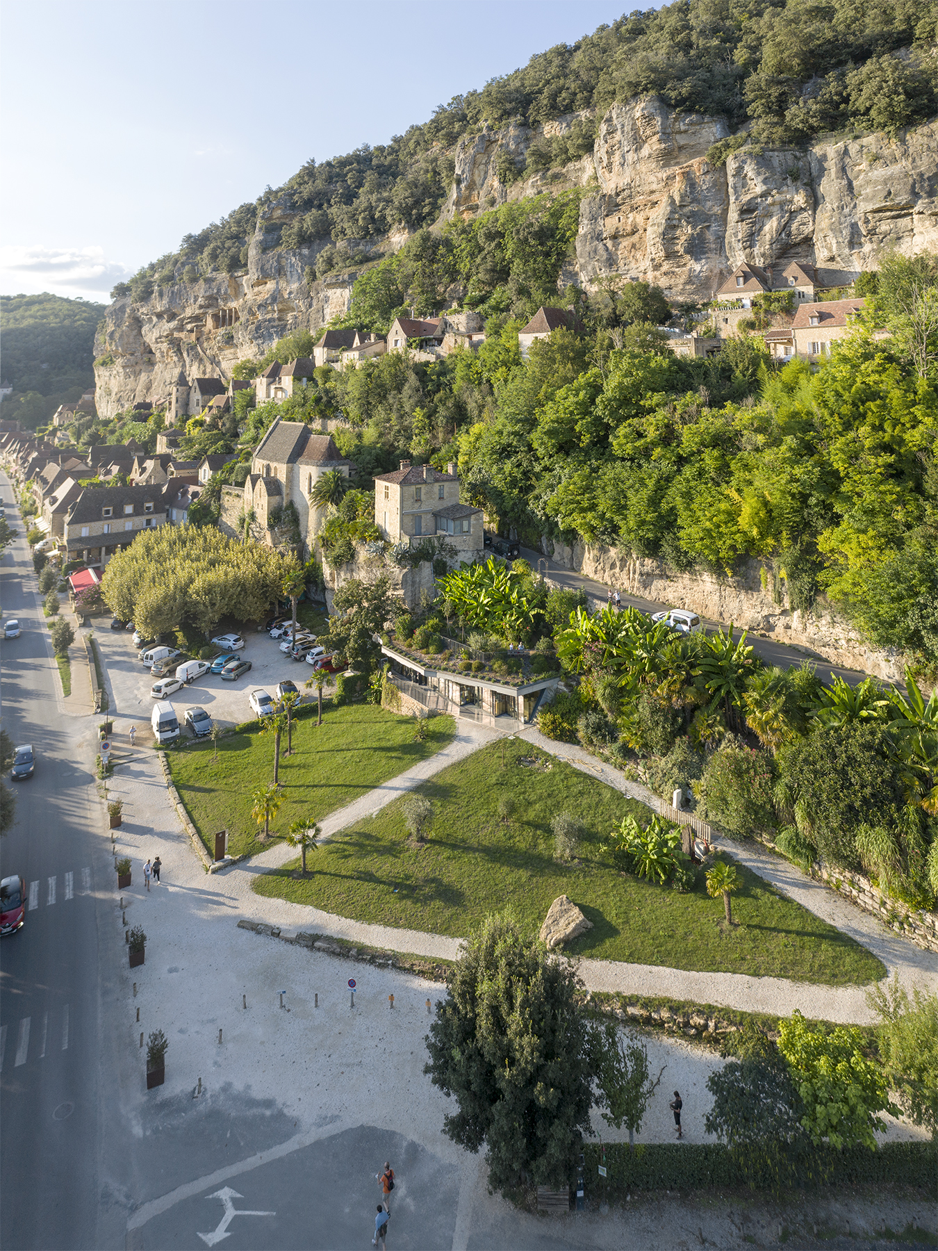 . Le bâtiment se fond dans le village historique, accroché à sa falaise, sans dénaturer ce fleuron du tourisme périgourdin / Edouard Decam
