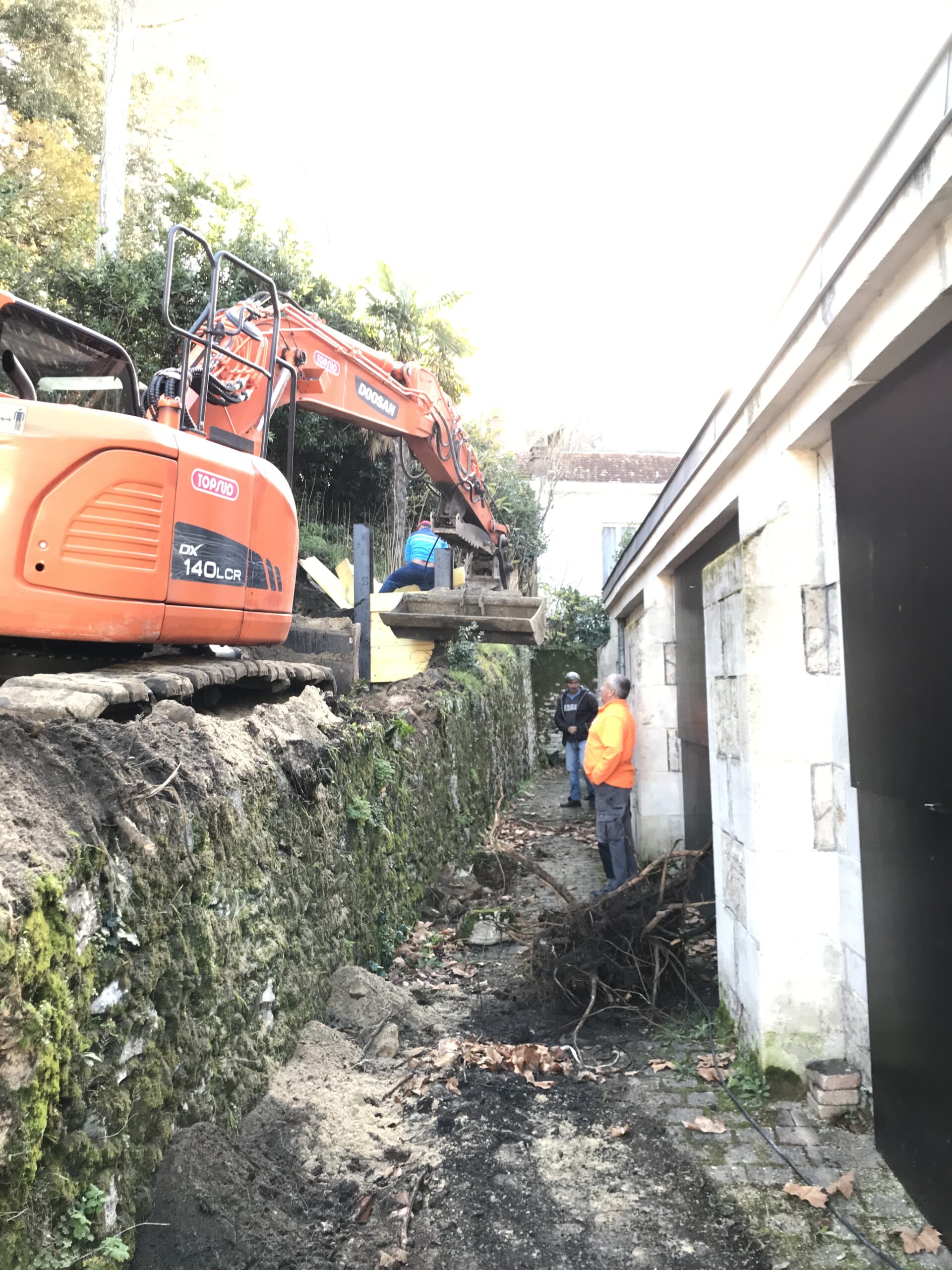 LA BUTTE ENTRE LIMITE SÉPARATIVE ET MUR EN MOELLONS / ACT