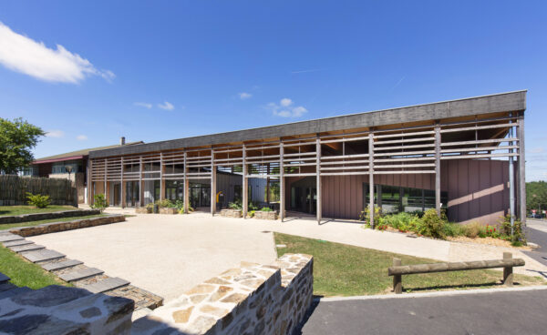 La halle, le parvis et les deux équipements / Philippe Pécher - Photographe Couzeix