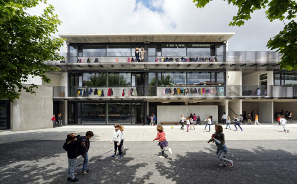 1_La façade du bâtiment largement vitrée, s'ouvre sur la cour de récréation / Vincent Monthiers