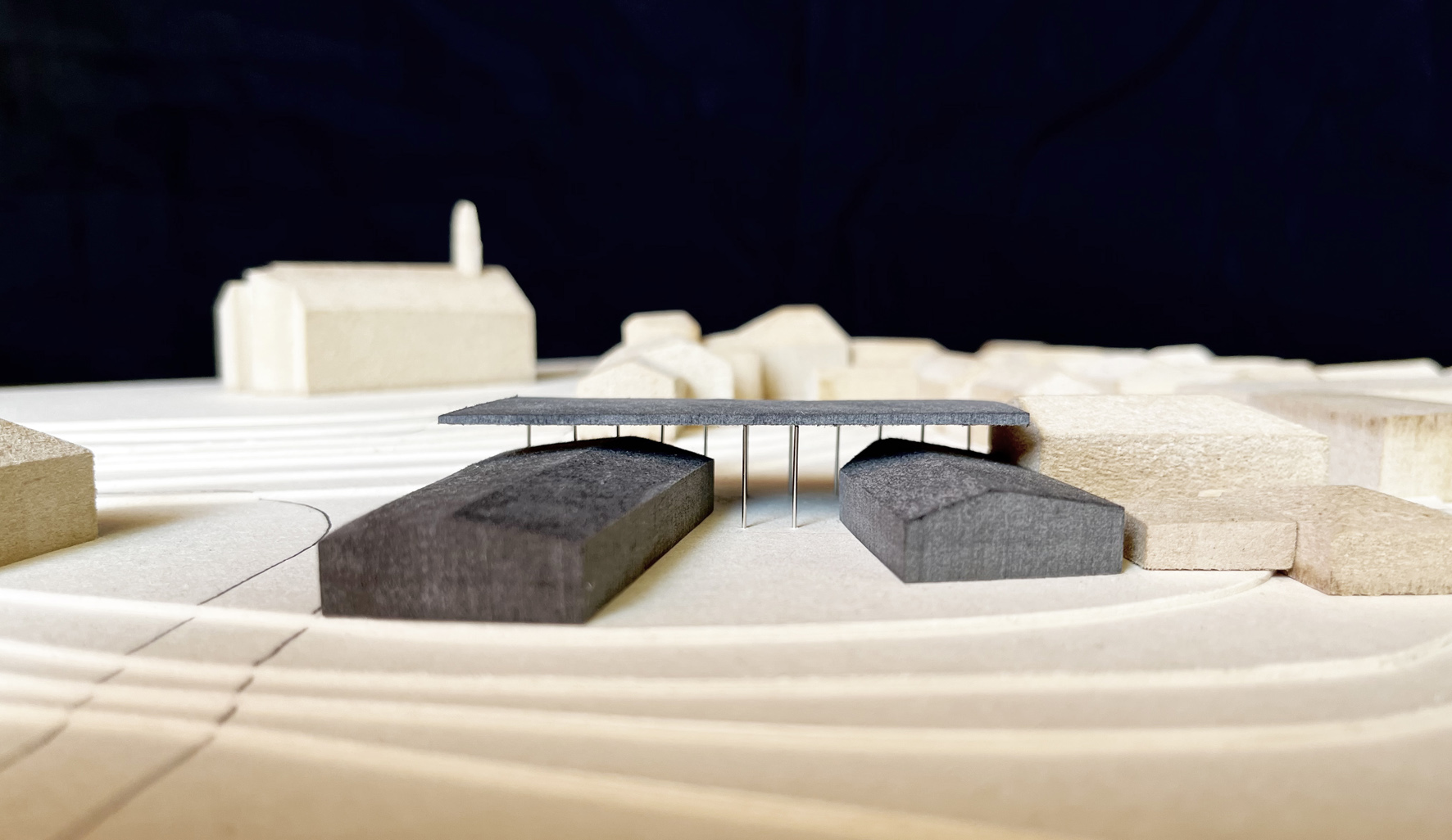 Maquette du projet dans le site / SPIRALE Architecture
