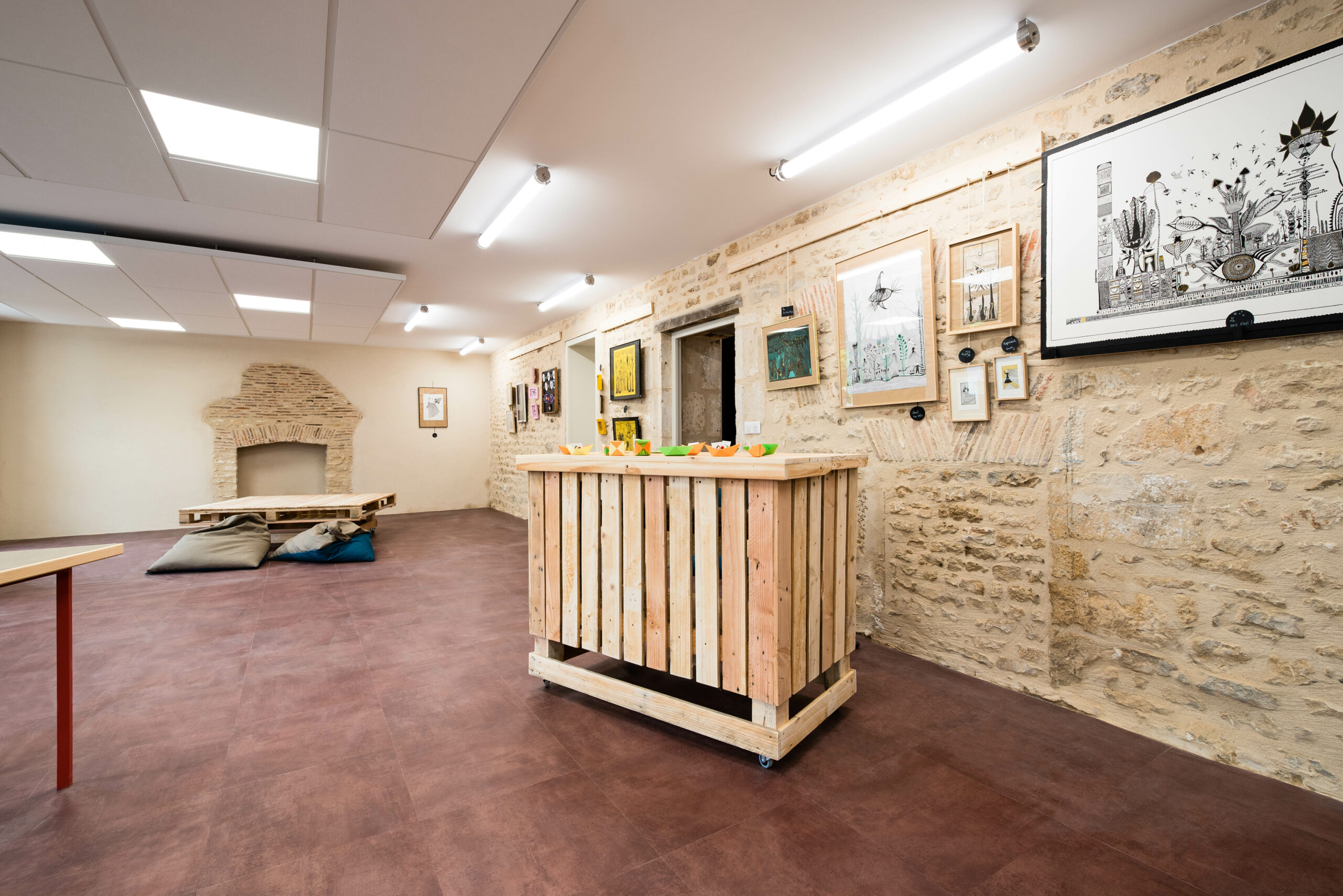 Salle polyvalente, un lieu d'expression / Julia Hasse