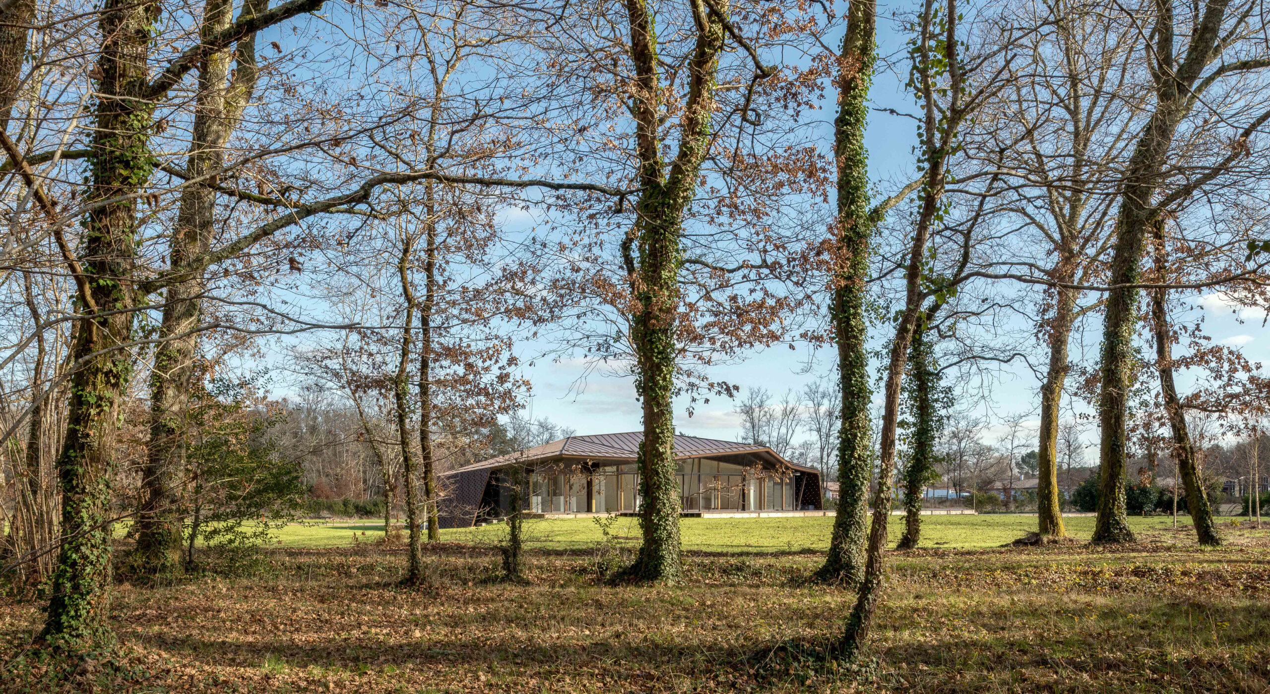 Vue sur la façade principale (Ouest) depuis la forêt /