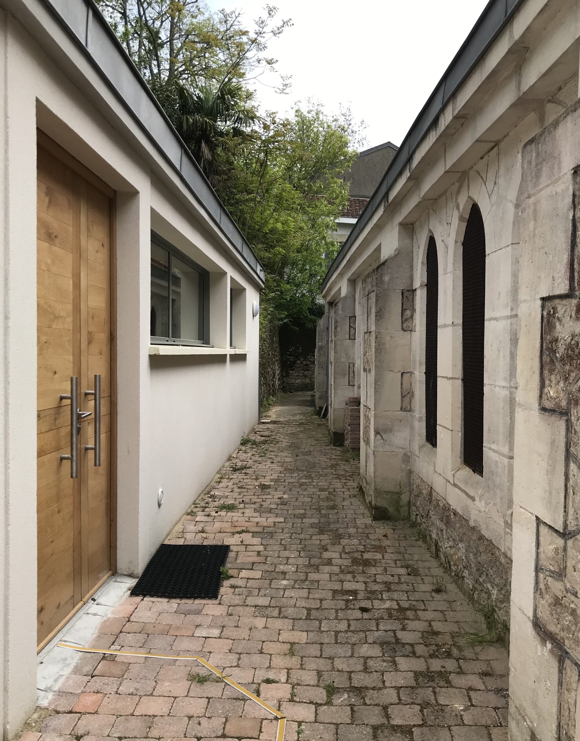 LE PASSAGE ENTRE LA SALLE ET LE TEMPLE / ACT