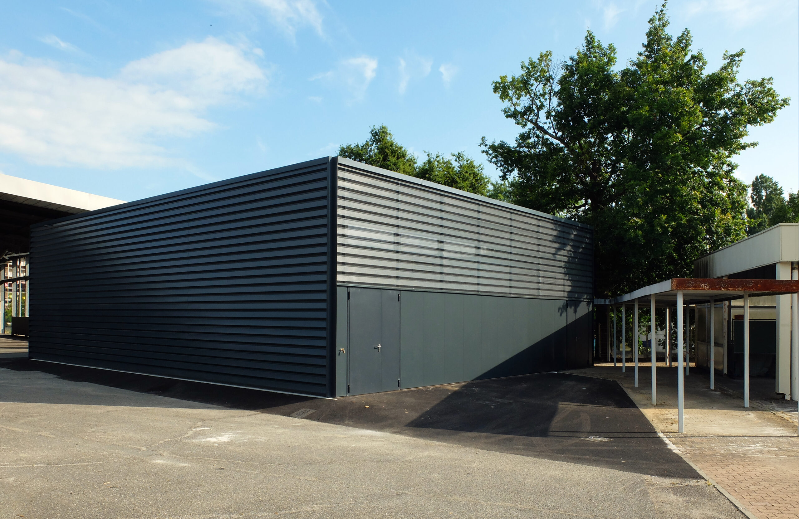 3_La construction se veut légère, de type modulaire à ossature bois revêtue uniformément d’un bardage métallique / Vincent Monthiers