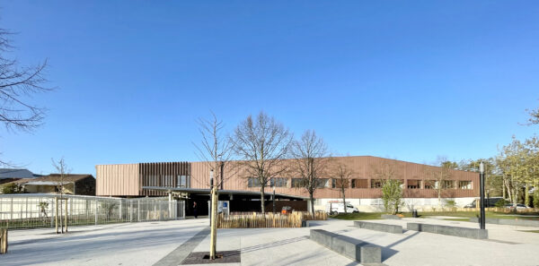 Vue sur l'entrée du collège depuis le parvis extérieur / 