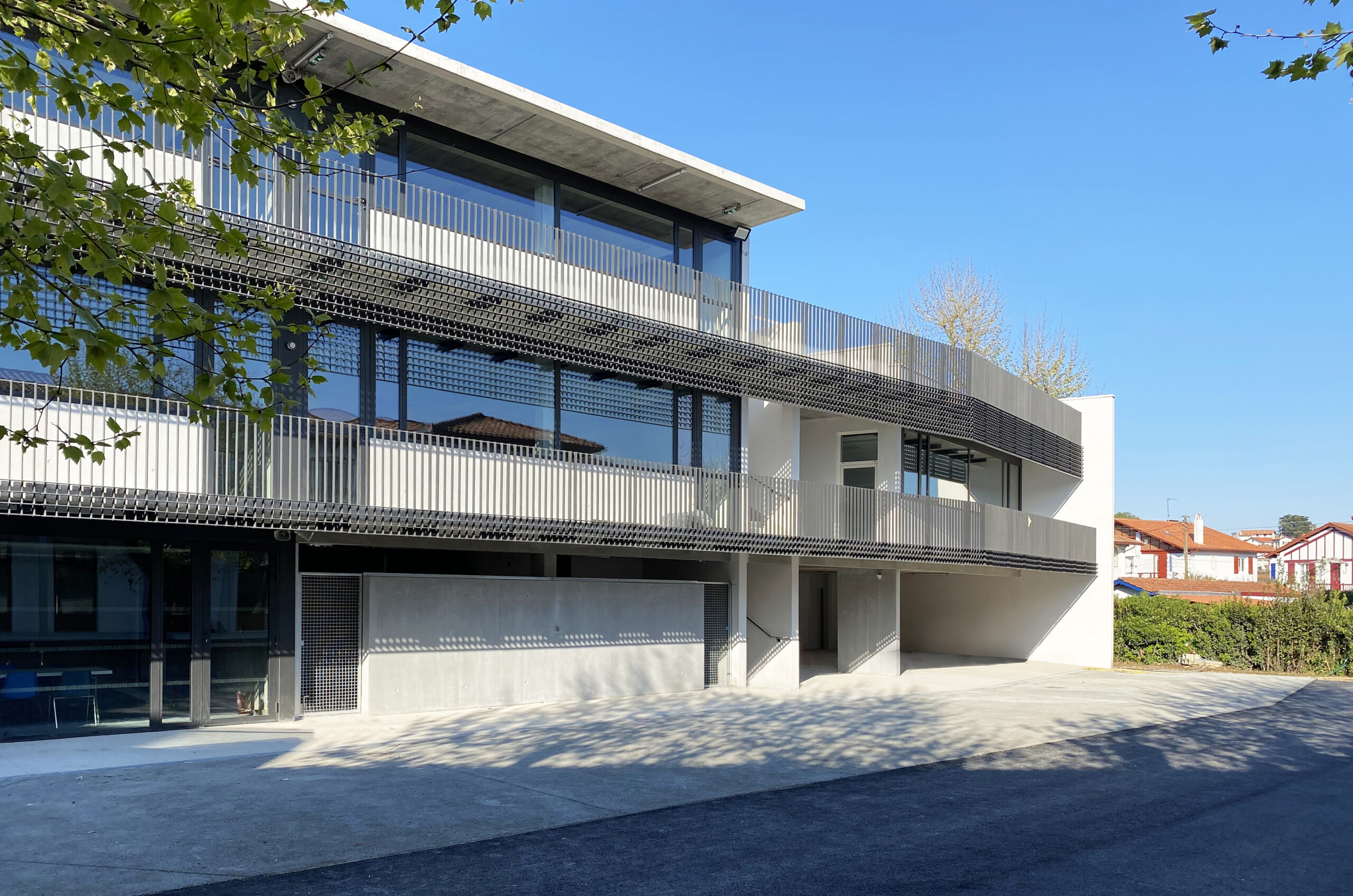 5_La façade est animée par un tissage de lignes horizontales et verticales métalliques servant à la fois de brise-soleil et de garde-corps / Vincent Monthiers
