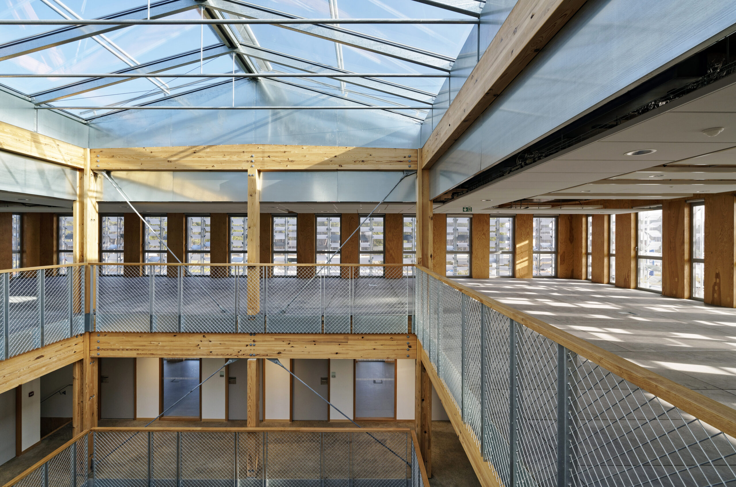 5_L’atrium bioclimatique convivial met en relation les activités des différents niveaux / Vincent Monthiers