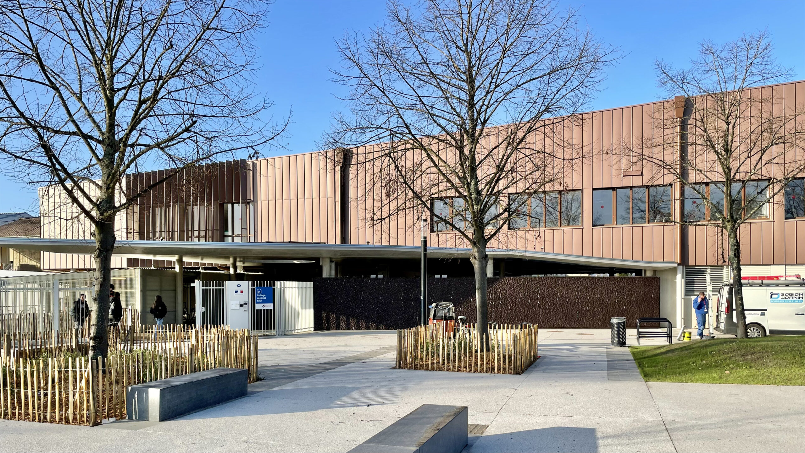 Entrée du collège depuis le parvis extérieur /