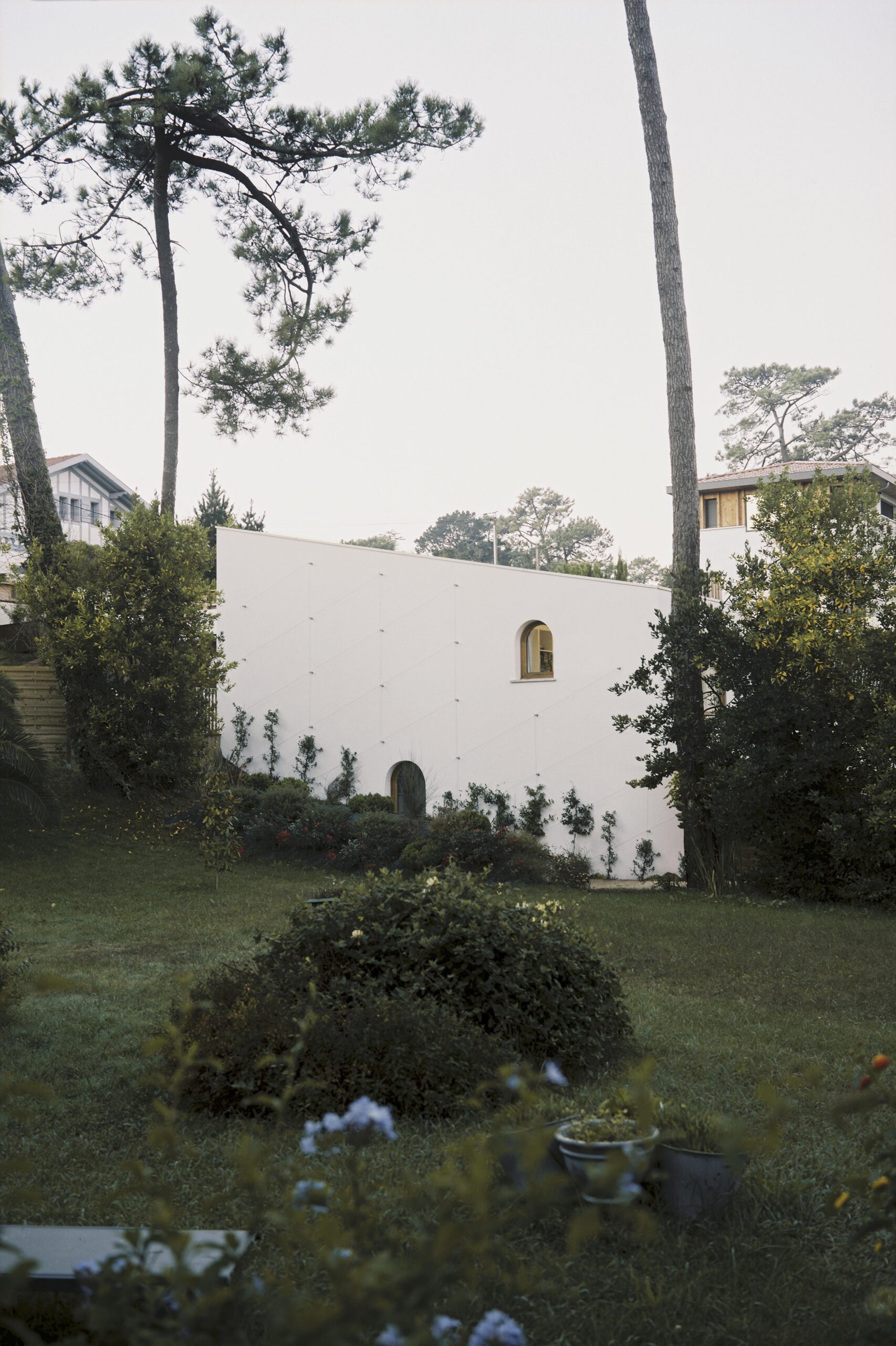 La maison au fond du jardin / Agnes Clotis