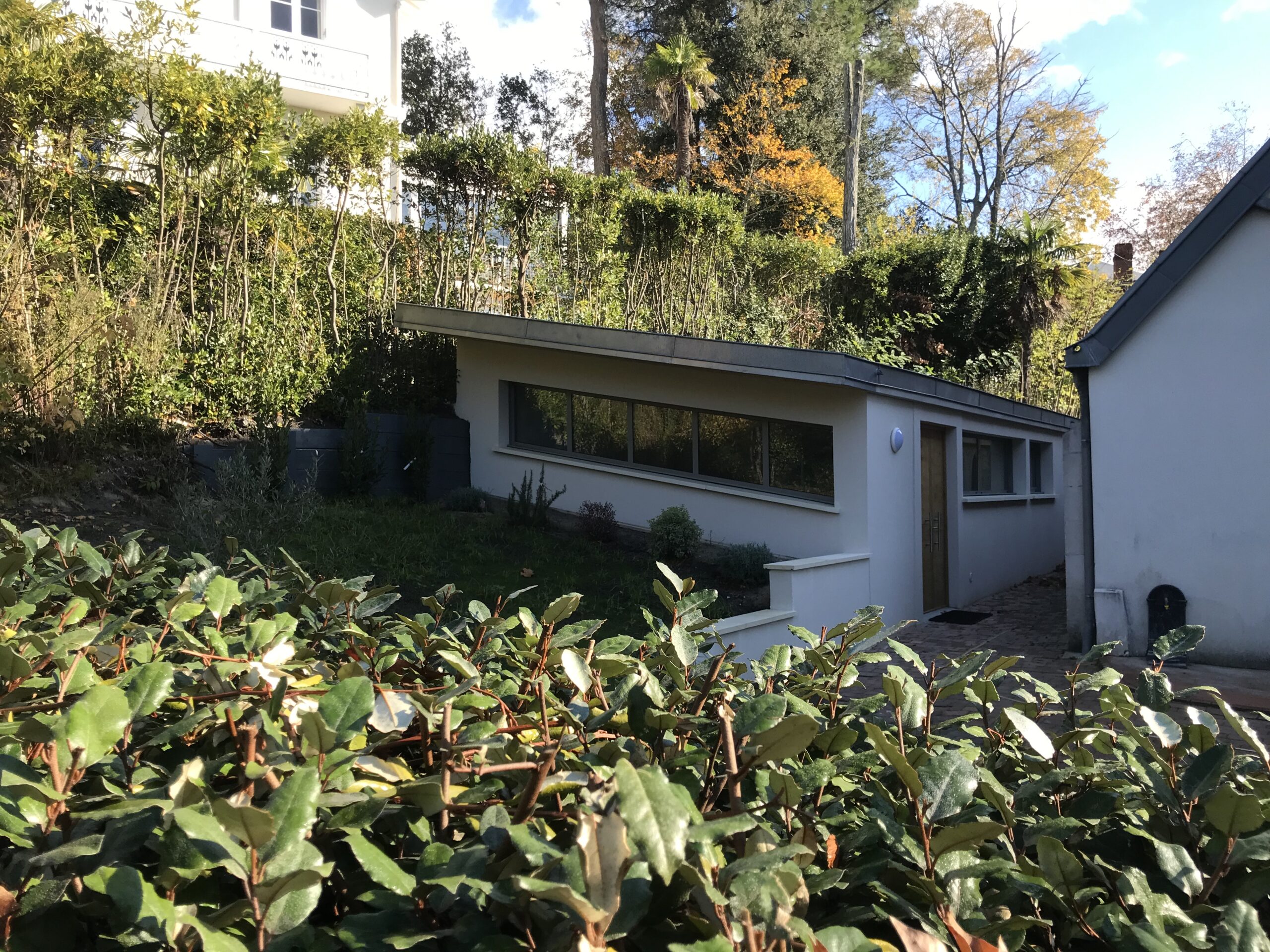 LA BUTTE SE REFERME SUR LA FAÇADE SUR RUE / ACT