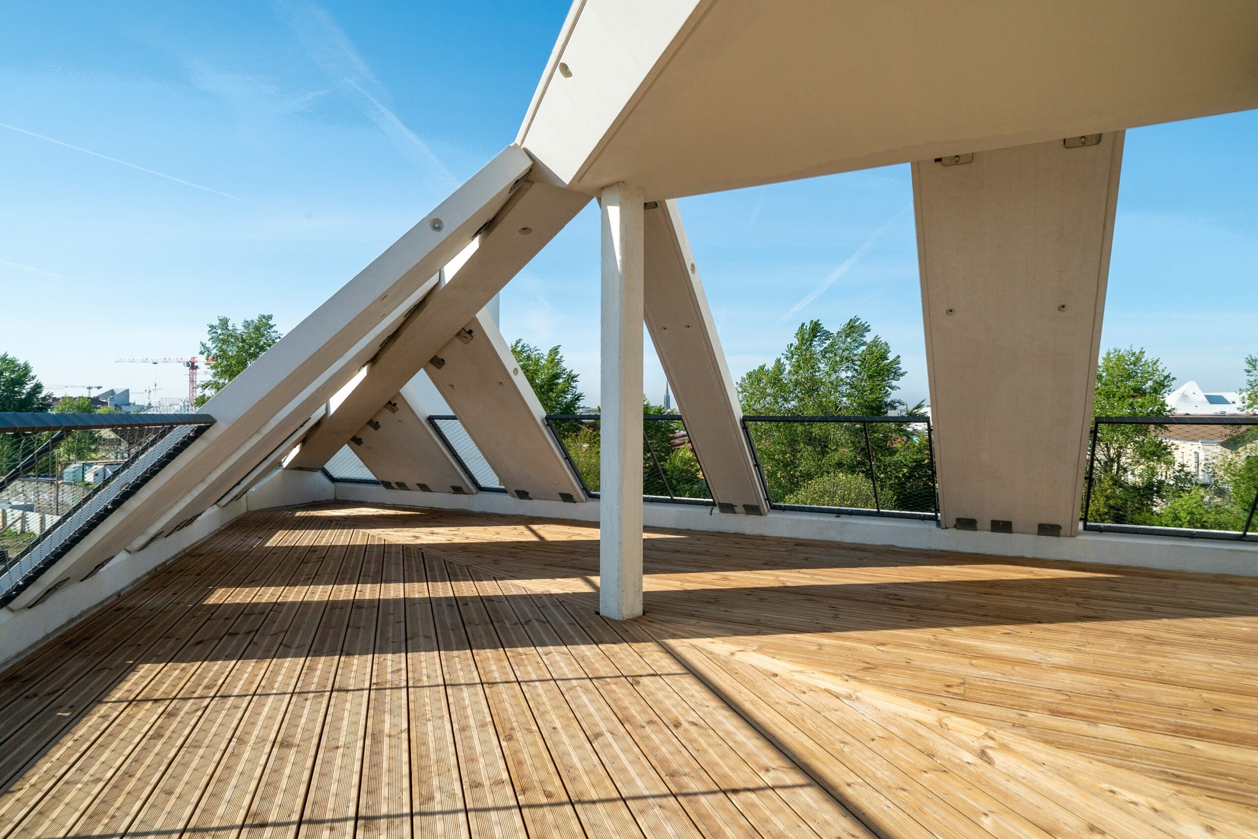 Vue d'une terrasse en proue du bâtiment / Nico Pulcrano